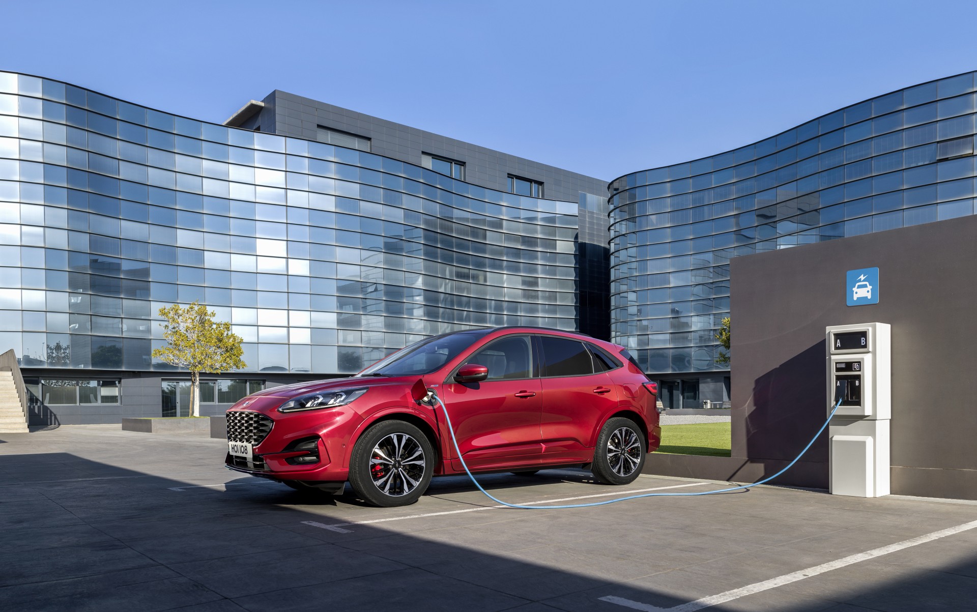 Ford Kuga plug-in 2019, tre quarti anteriore statica con ricarica