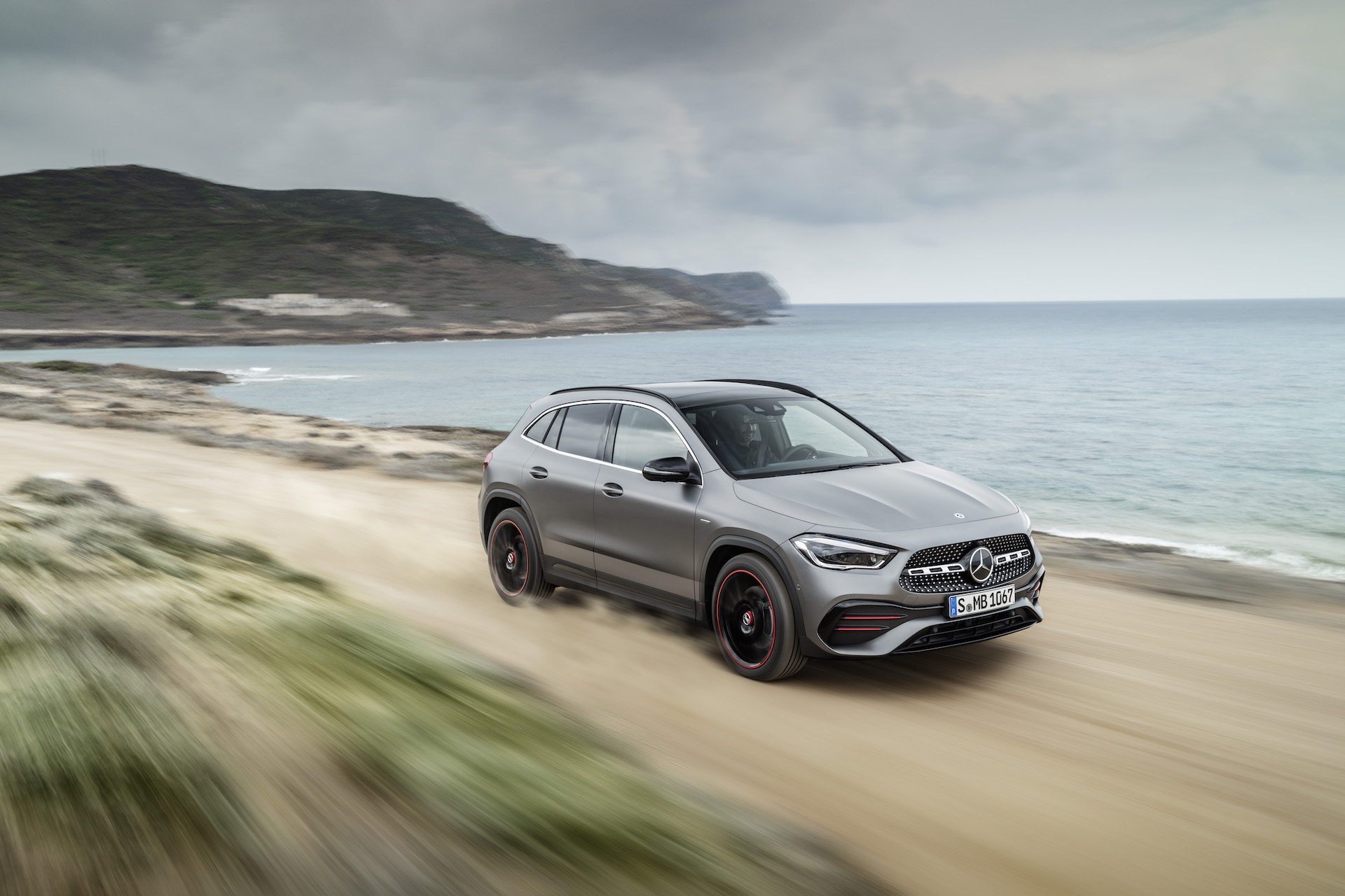 Auto Nuova Mercedes GLA 2020 offroad su spiaggia 