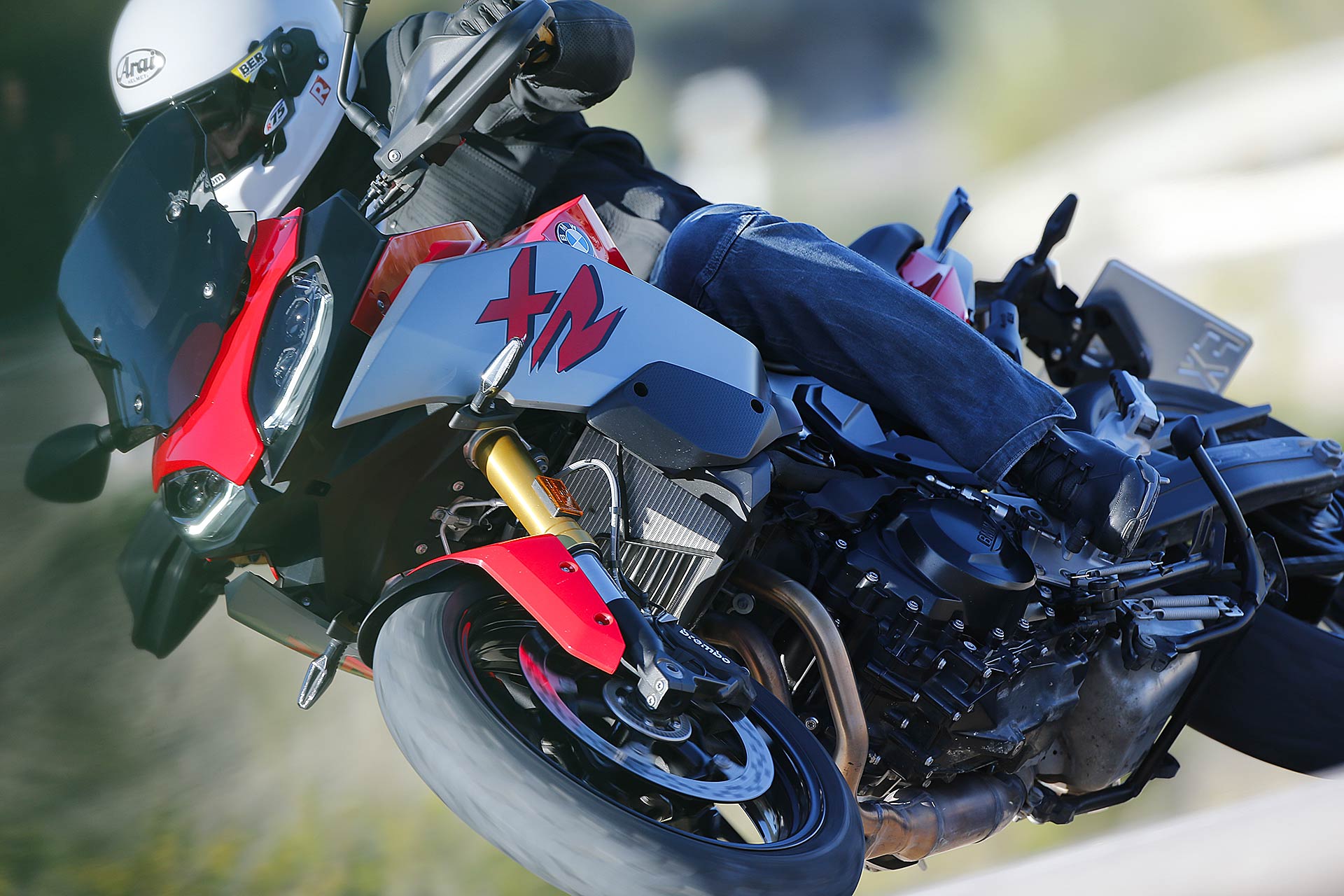 BMW F 900 XR in piega