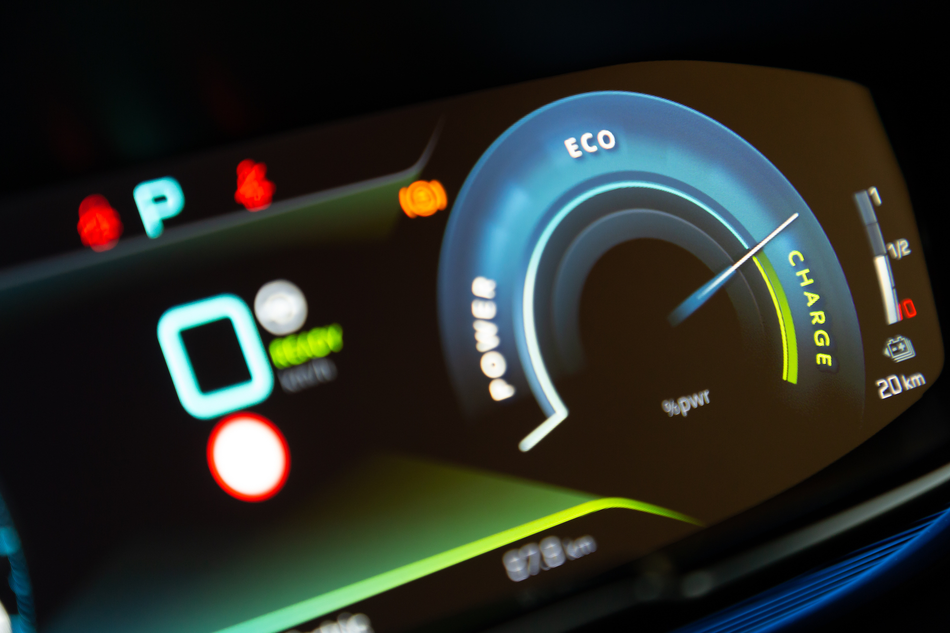 Peugeot 3008 HYbrid4 300 e-AT8 prova consumi