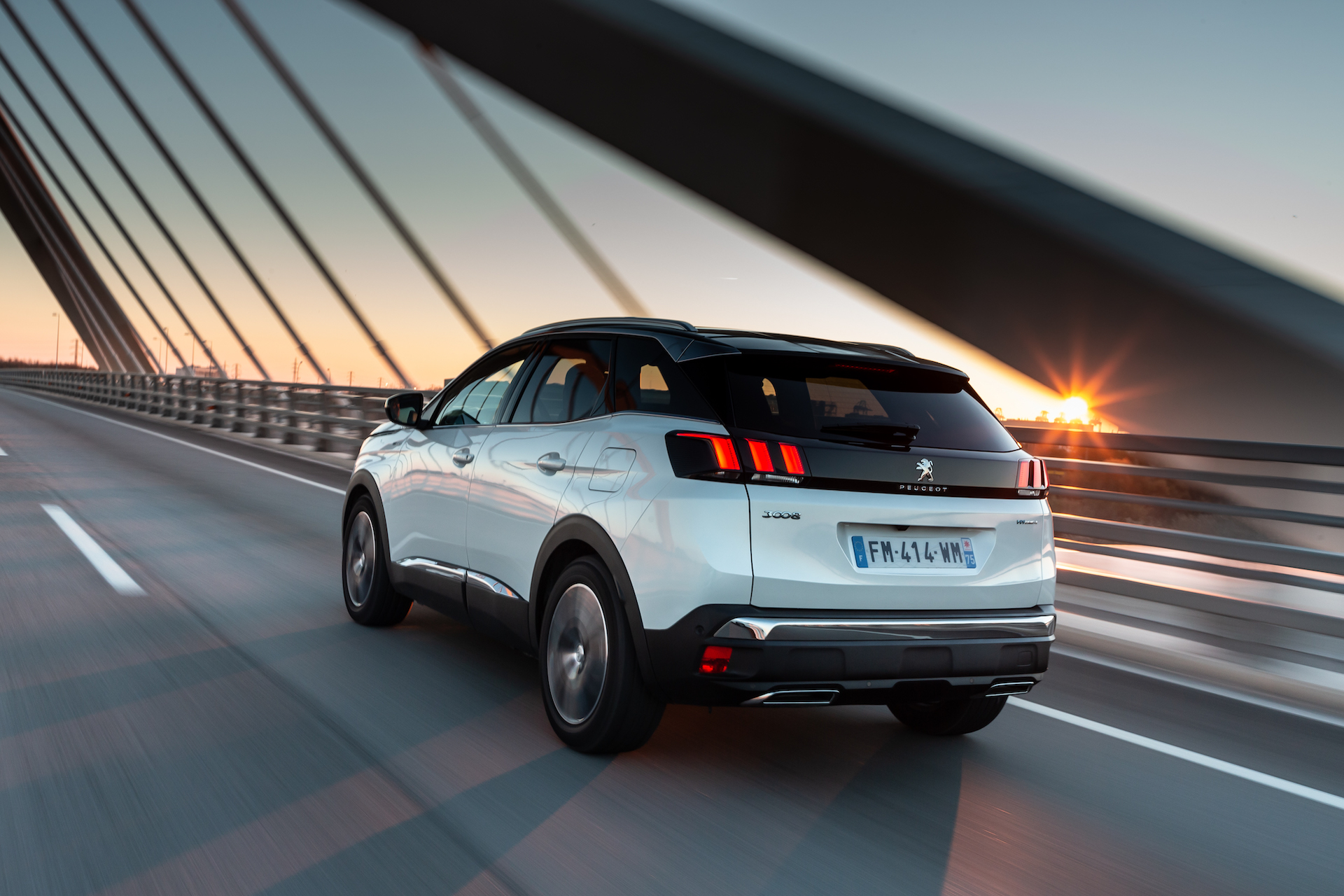 Peugeot 3008 HYbrid4 300 e-AT8 prova consumi