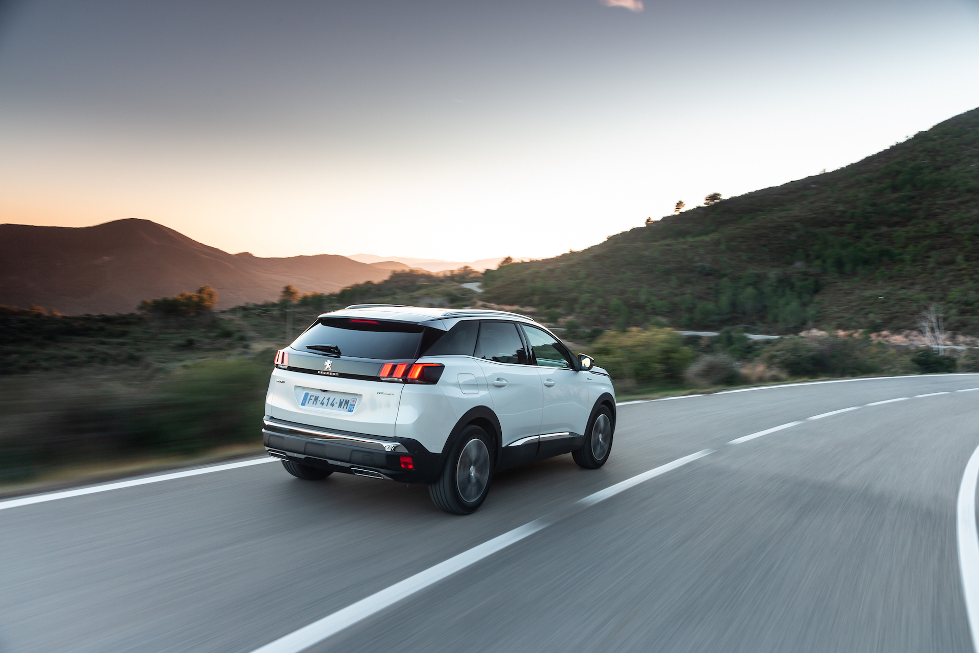 Peugeot 3008 HYbrid4 300 e-AT8 prova consumi
