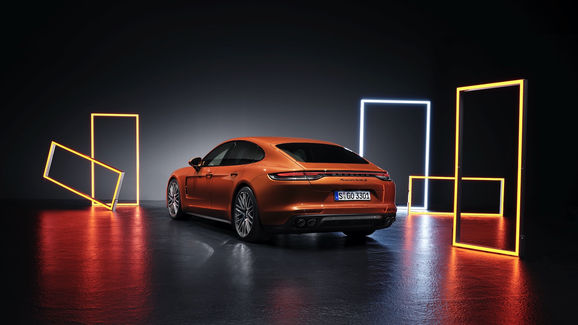 Porsche Panamera restyling rossa tre quarti posteriore