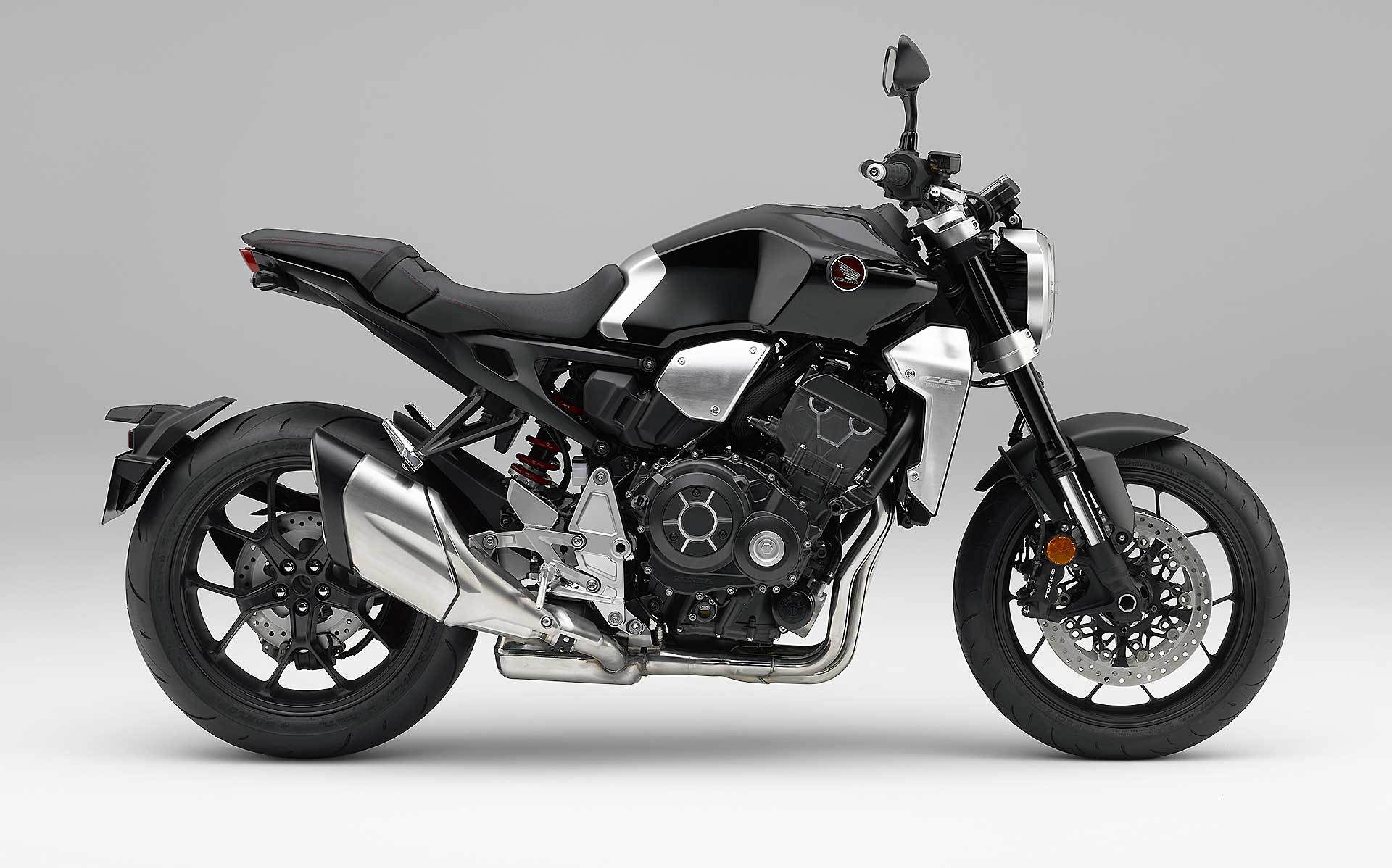 Honda CB1000R laterale su sfondo bianco