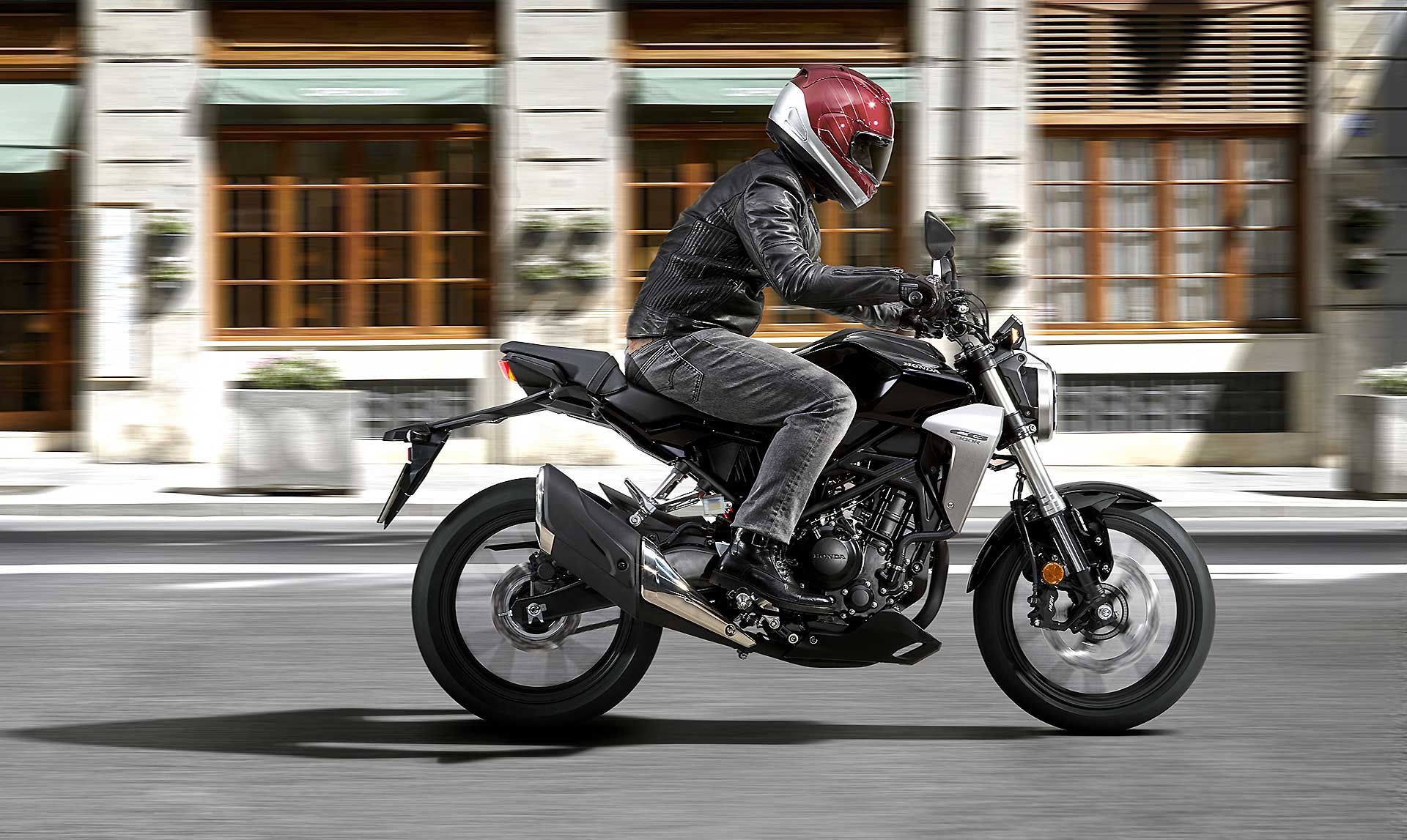 Honda CB300R su strada ambientata