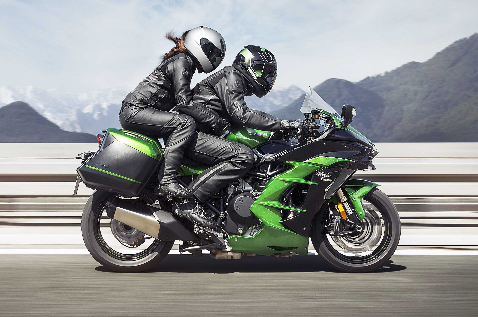 Kawasaki Ninja H2 SX laterale strada passeggero pilota