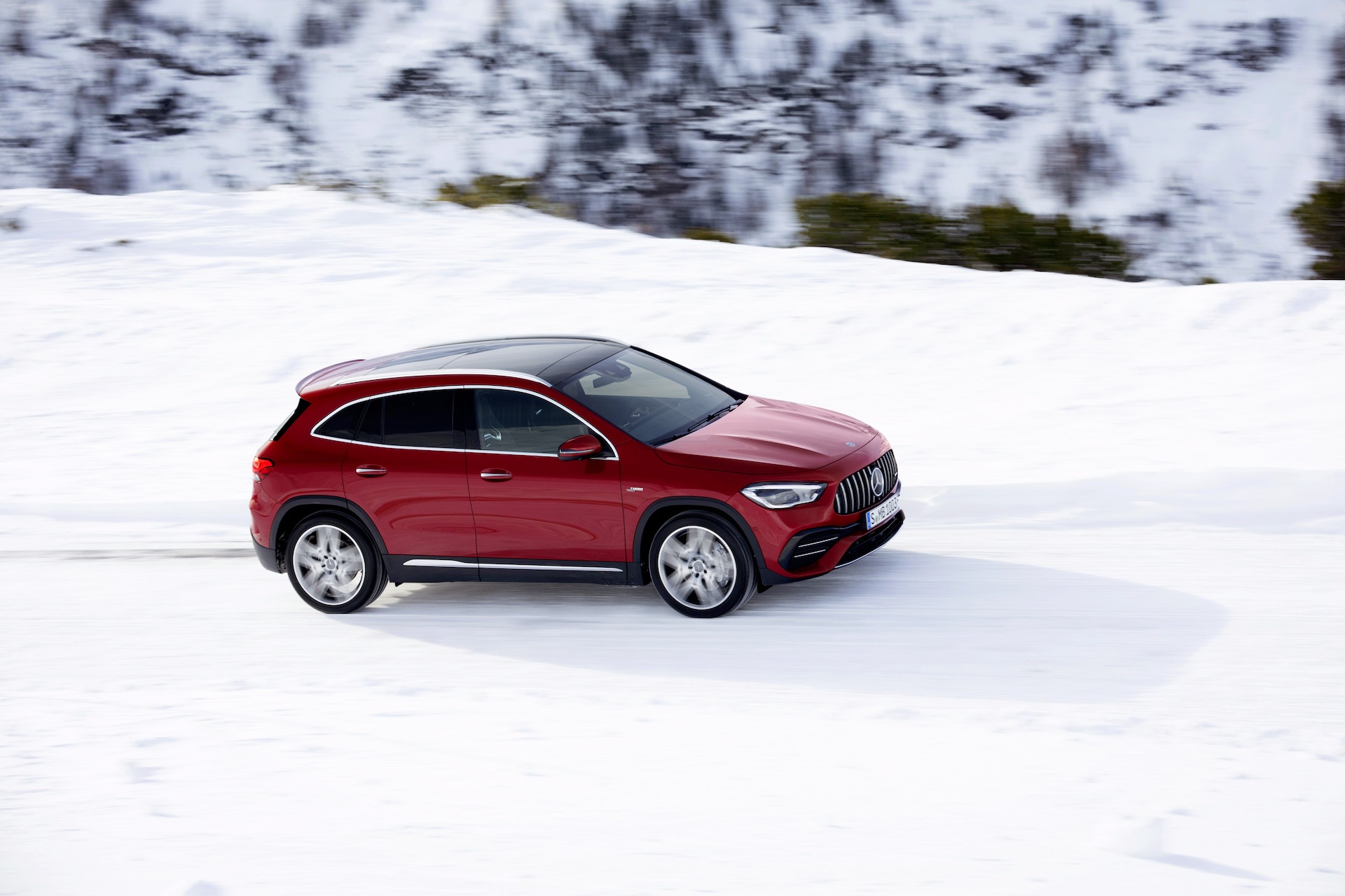 Nuova Mercedes GLA 2020 Rossa sulla neve