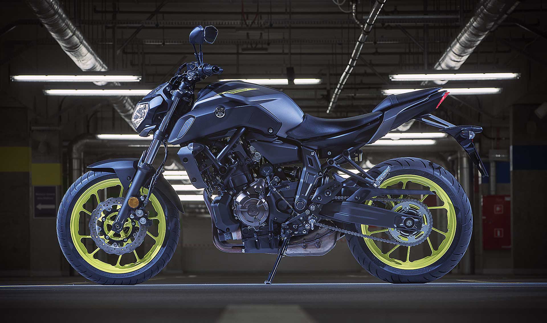 Yamaha MT-07 laterale indoor luci