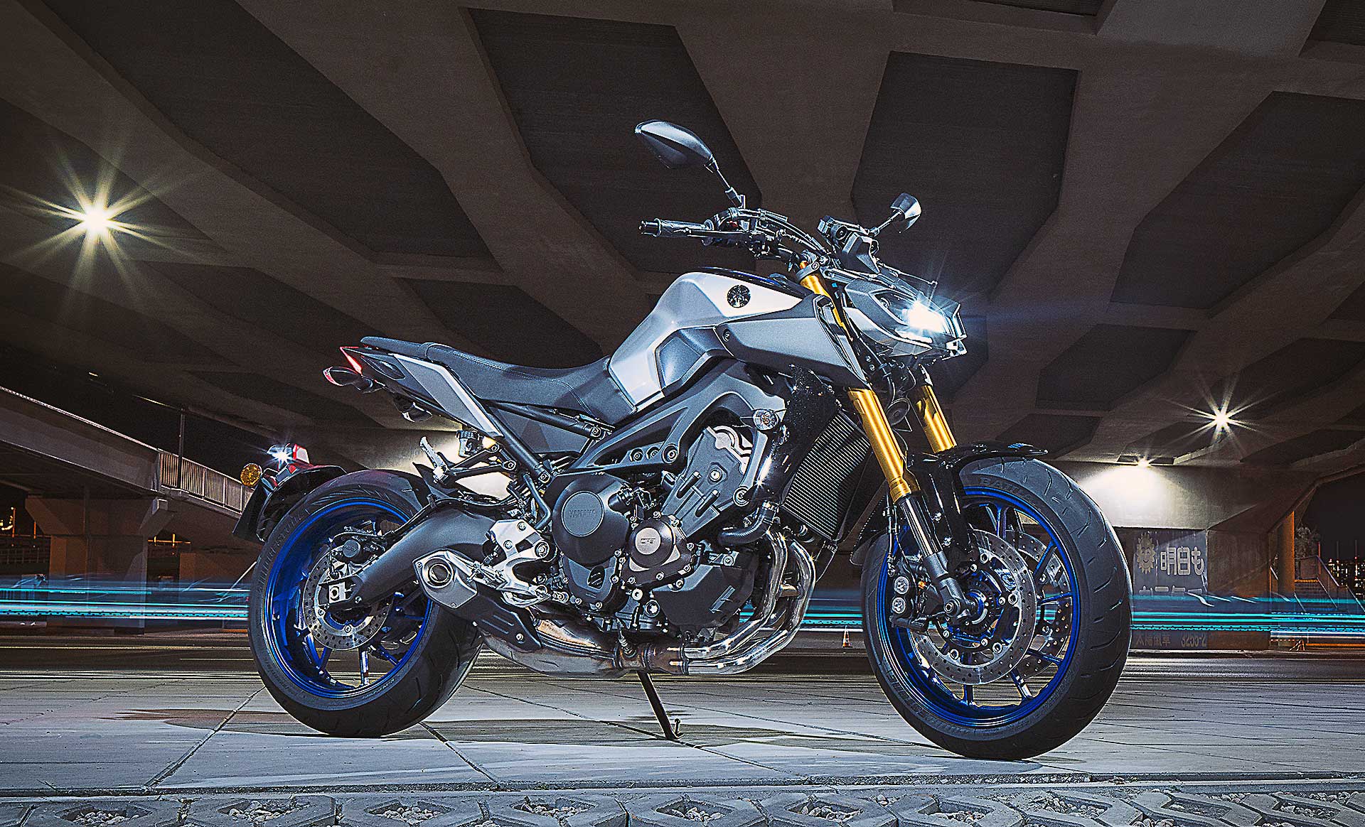 Yamaha MT-09 SP ambientata luci laterale cavalletto