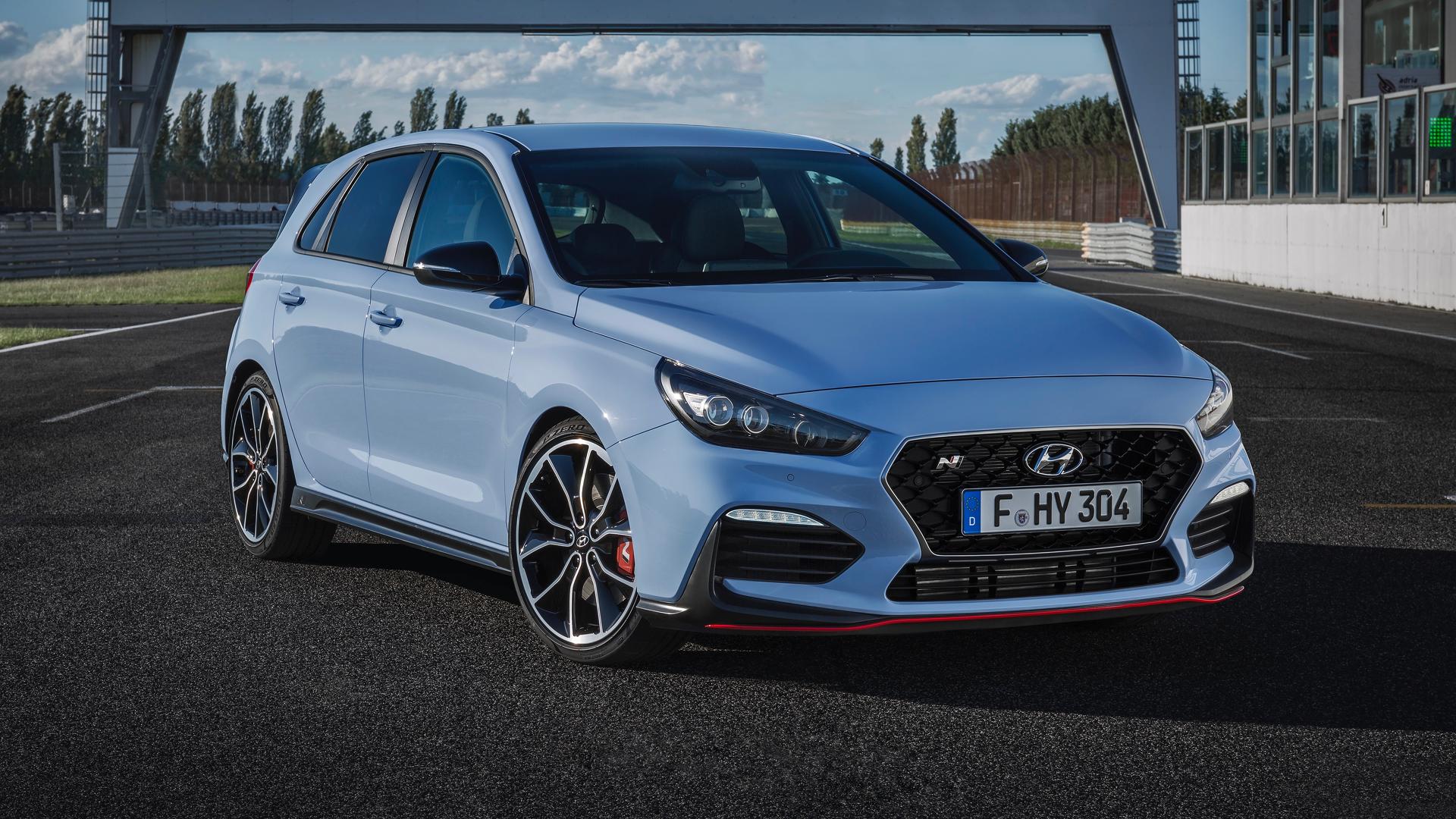 hyundai-i30-n azzurra tre quarti anteriore