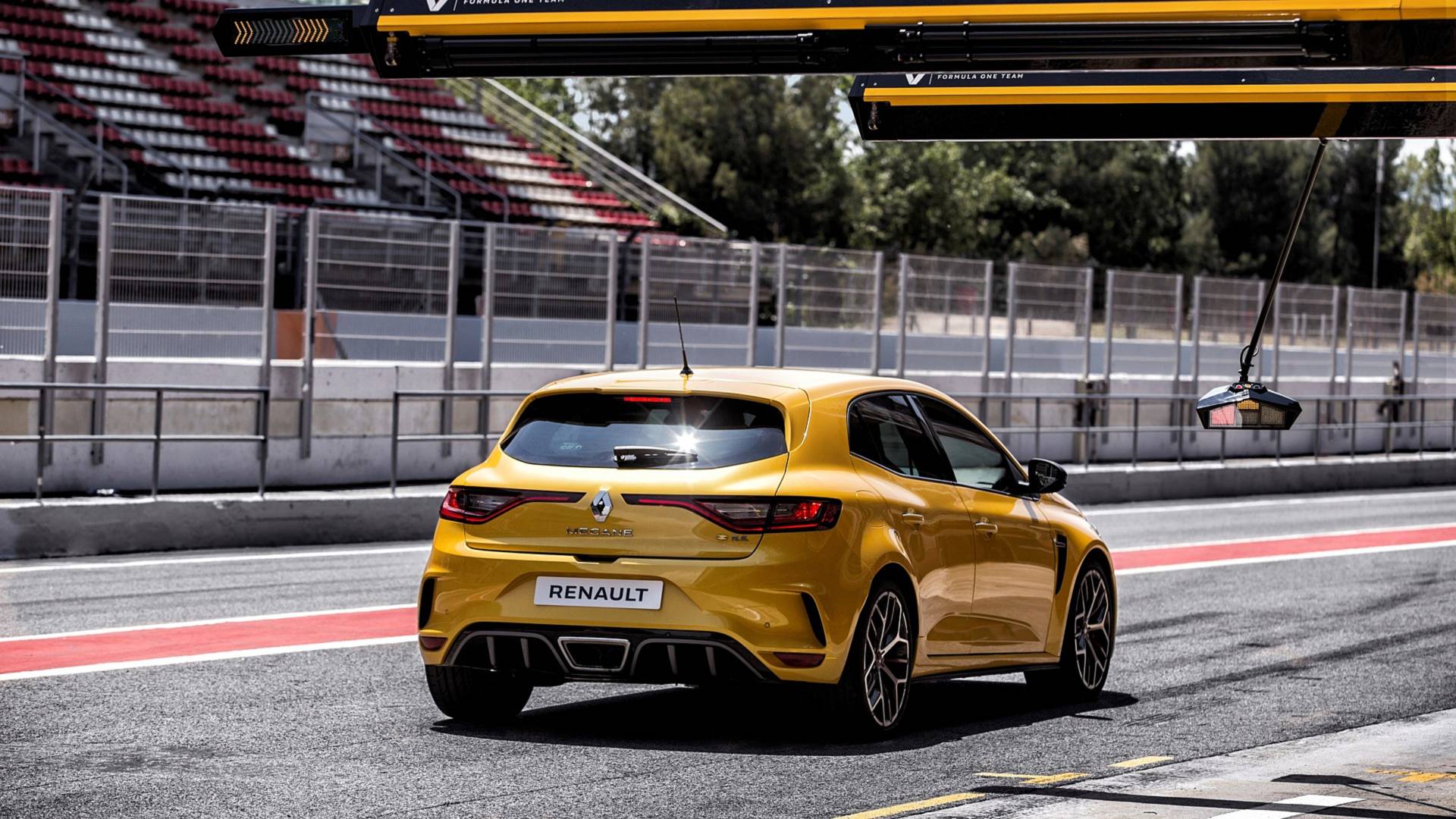 Renault Megane RS Trophy pit lane