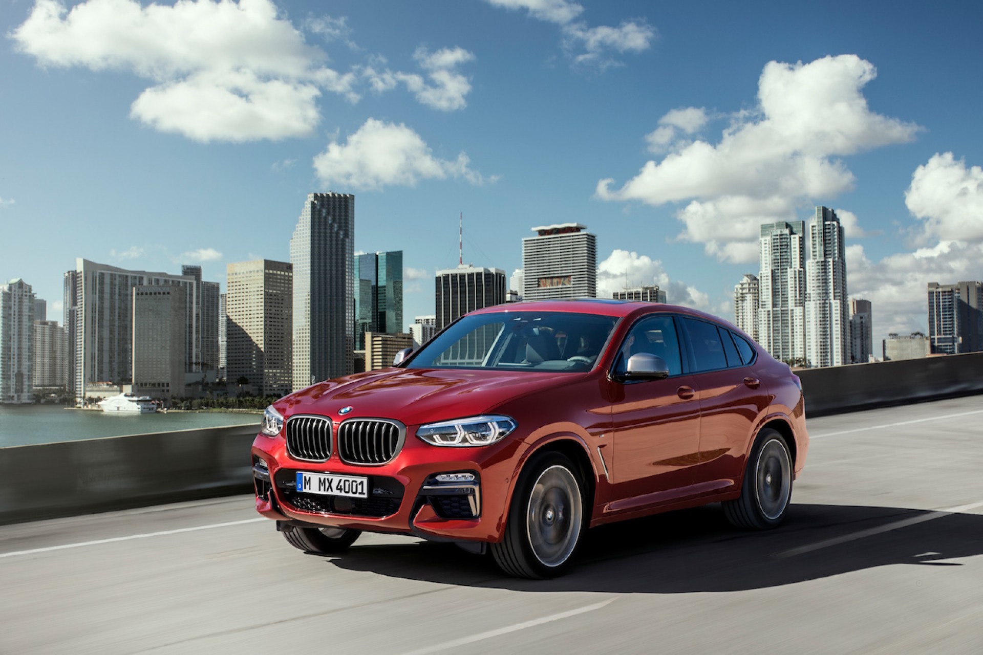 nuova bmw x4 movimento frontale grattacieli