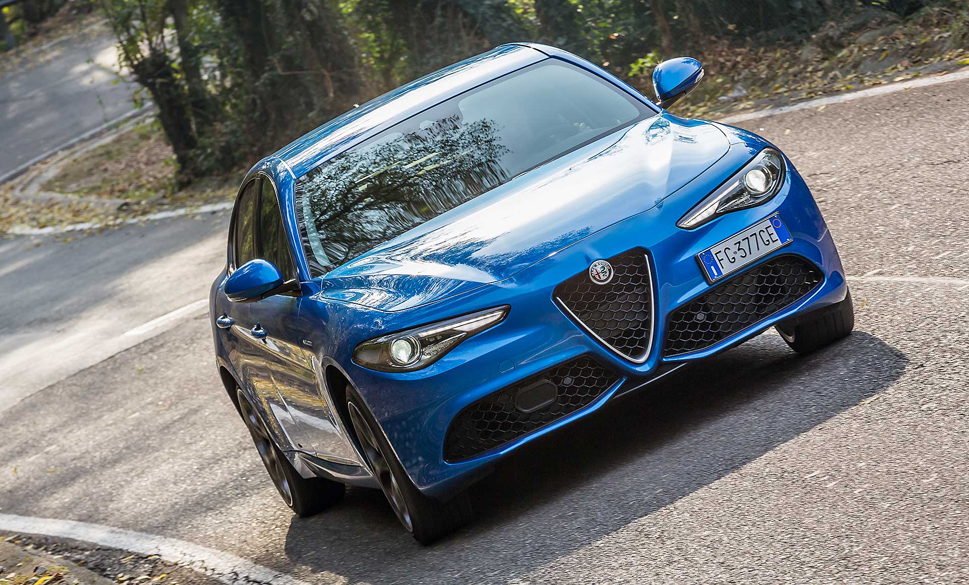 Alfa Romeo Giulia Veloce frontale su strada