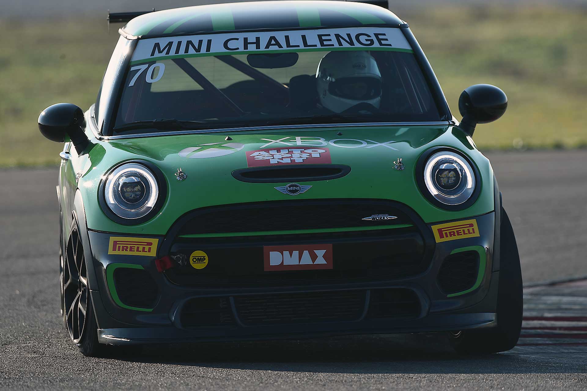 Mini JCW Challenge 2018 movimento auto verde curva