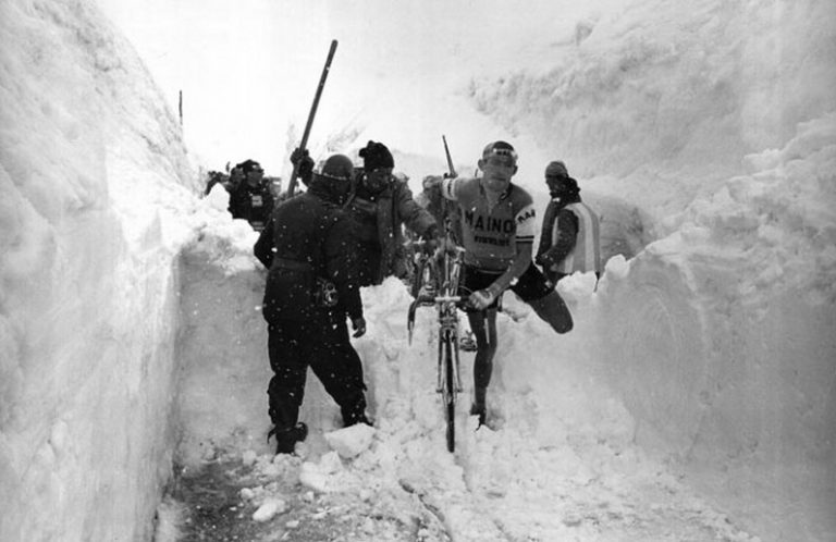 ciclista congelato nella neve