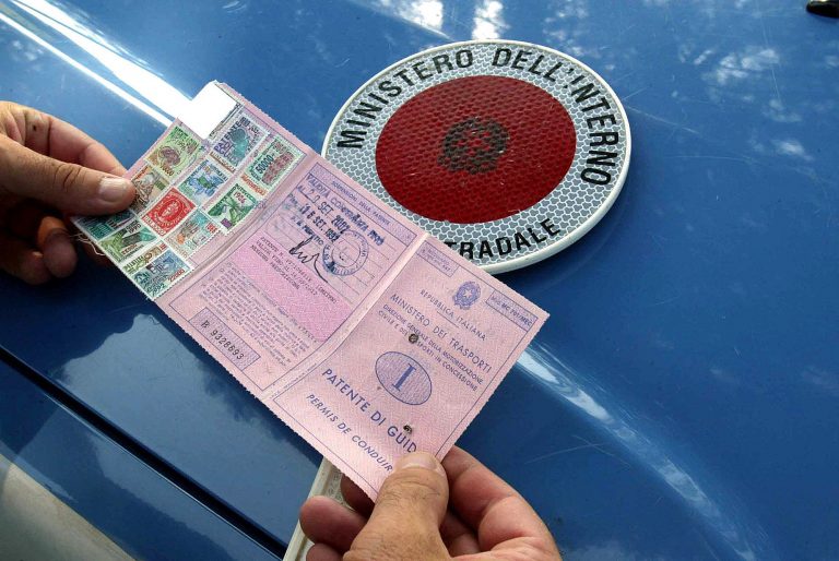 patente auto e paletta Polizia