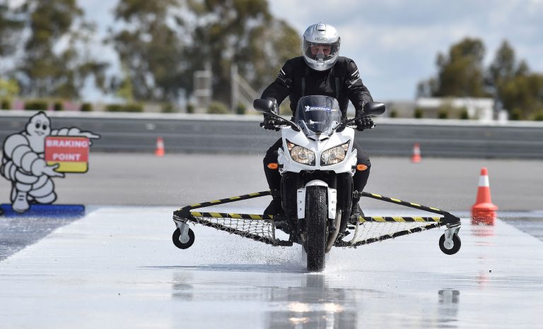 Michelin pilot road 4 test moto frenata sul bagnato