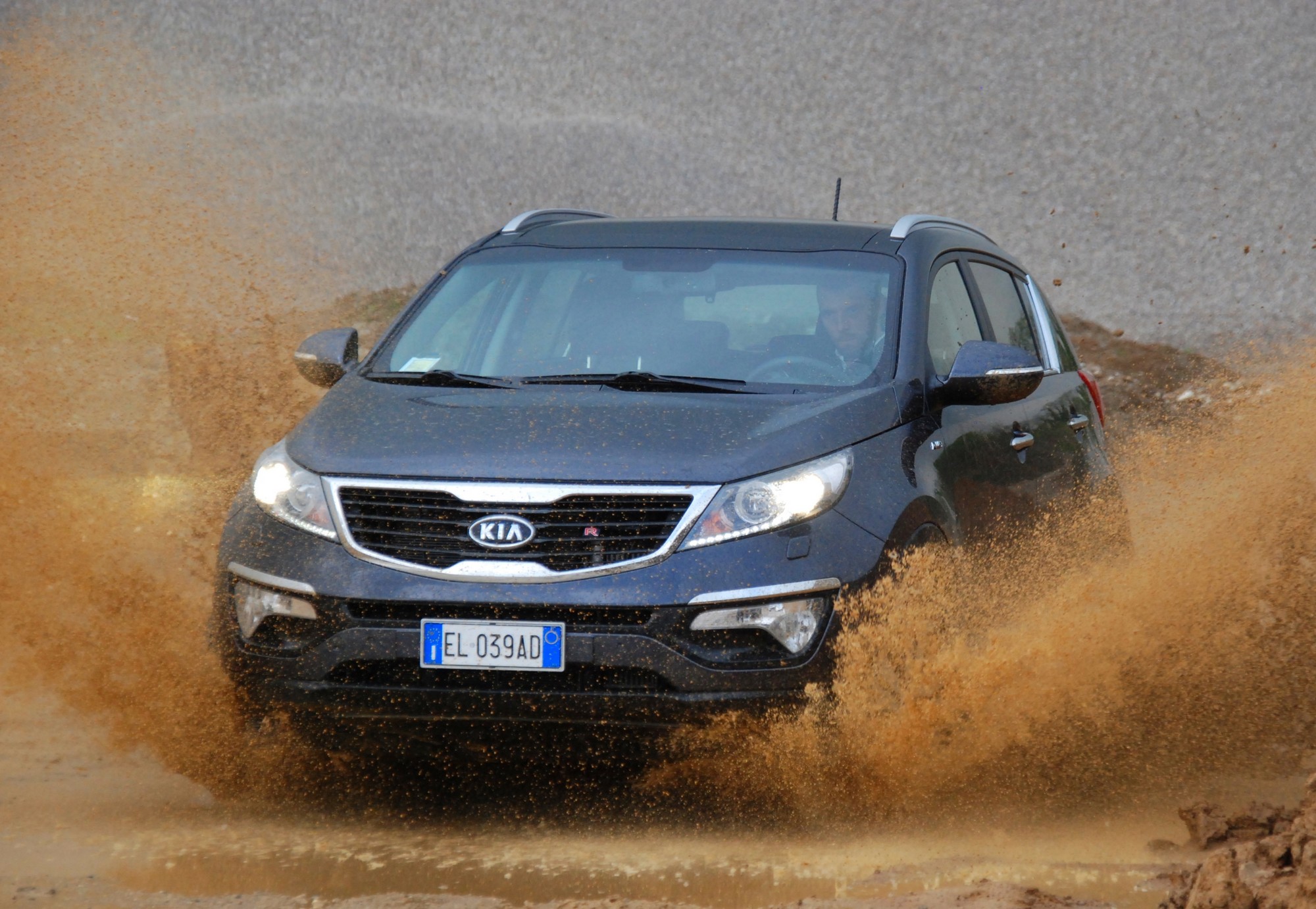 Kia Sportage 2010 grigia in offroad, guida migliori SUV di Red