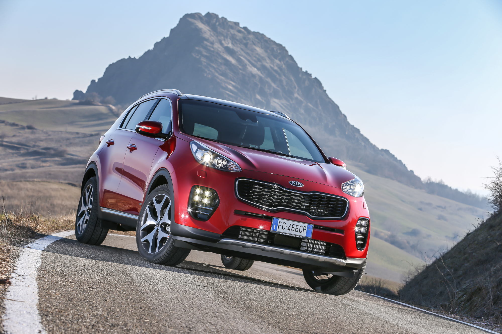 kia sportage rossa frontale montagna