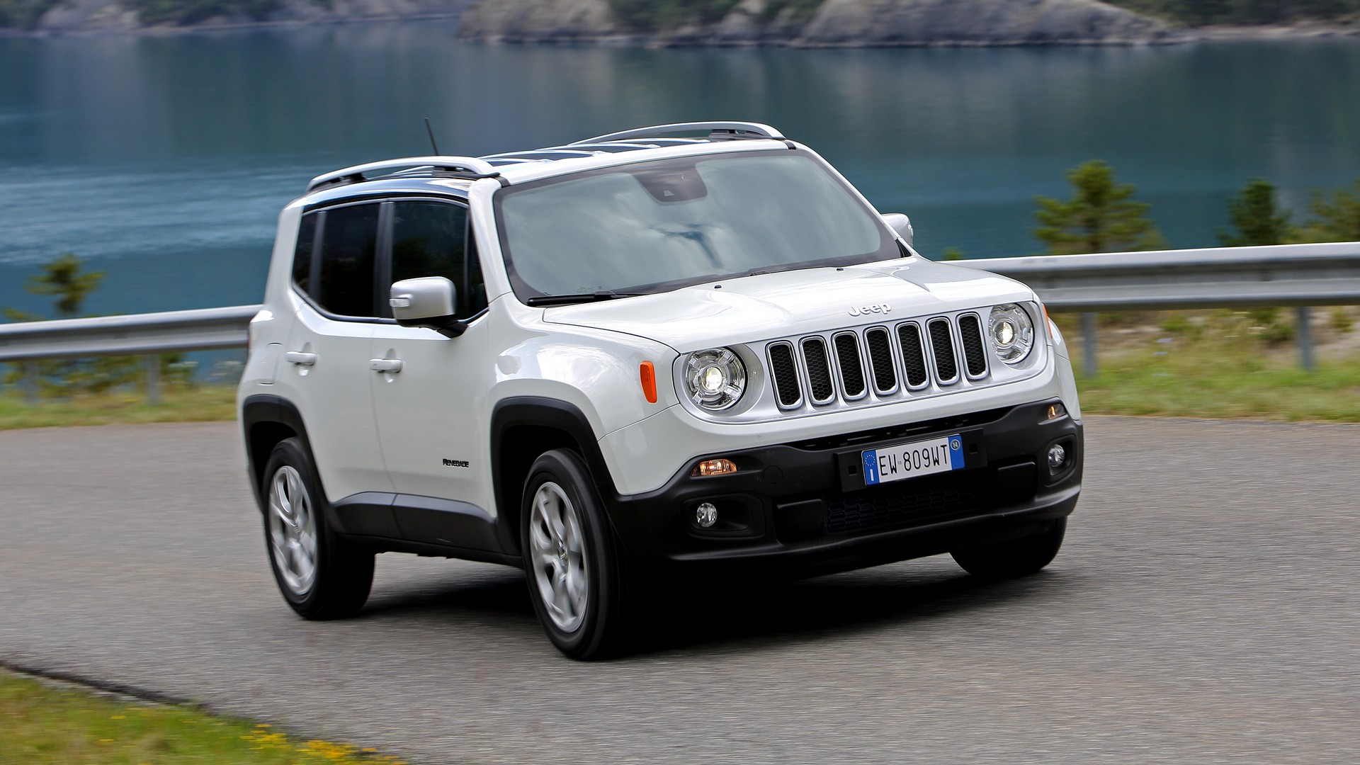 Jeep Renegade bianca vista tre quarti anteriore, all'interno della guida SUV di Red