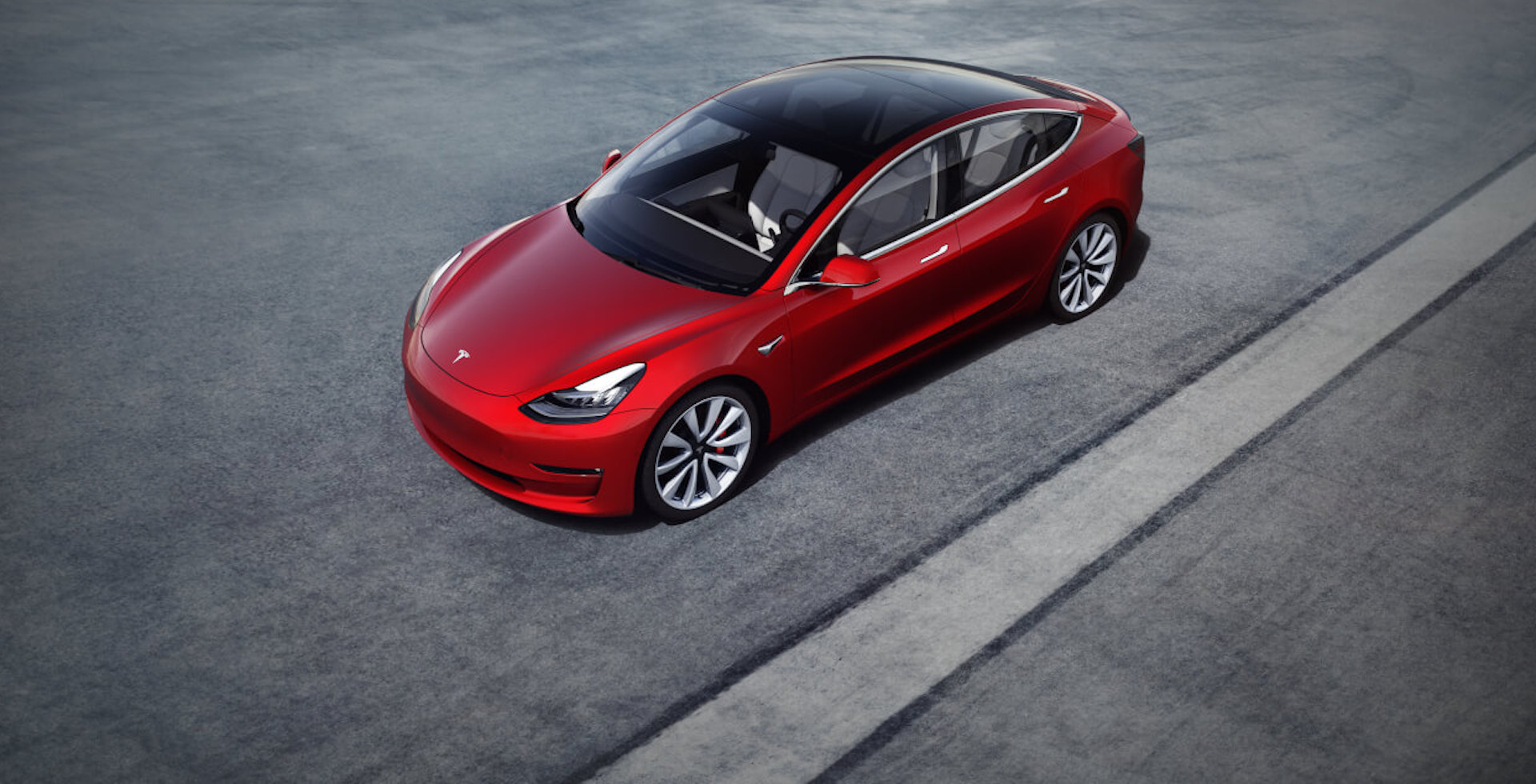 Tesla model 3 auto rossa tetto in vetro