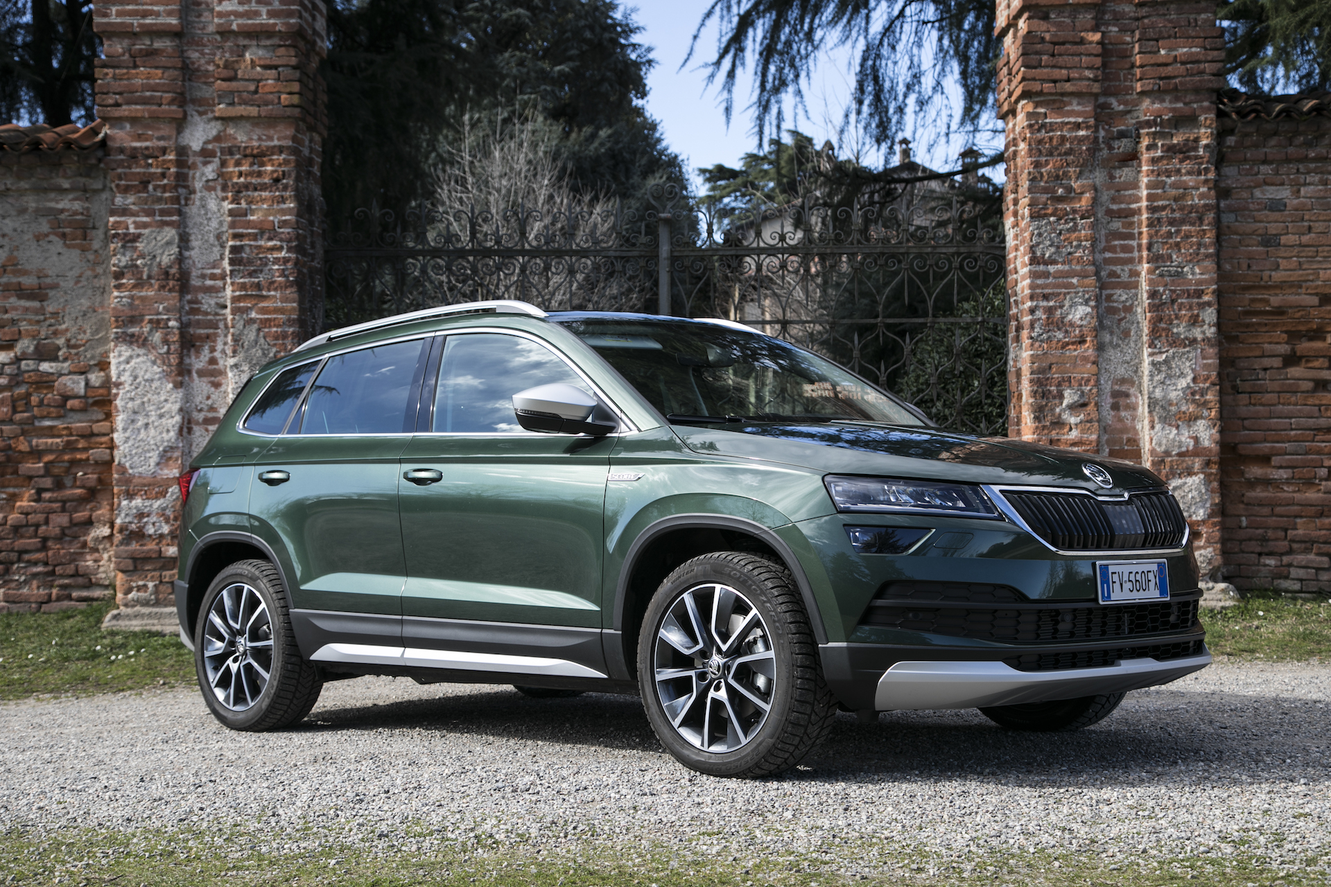Skoda Karoq Scout auto 4x4 verde scuro vista laterale