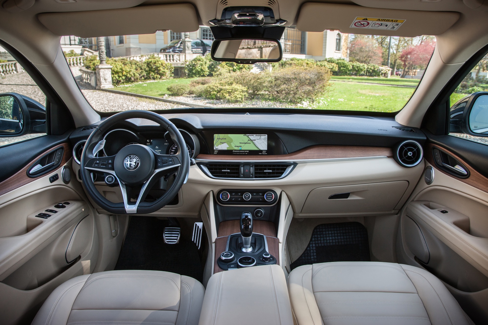 Alfa Romeo Stelvio dettaglio volante cruscotto e schermo centrale