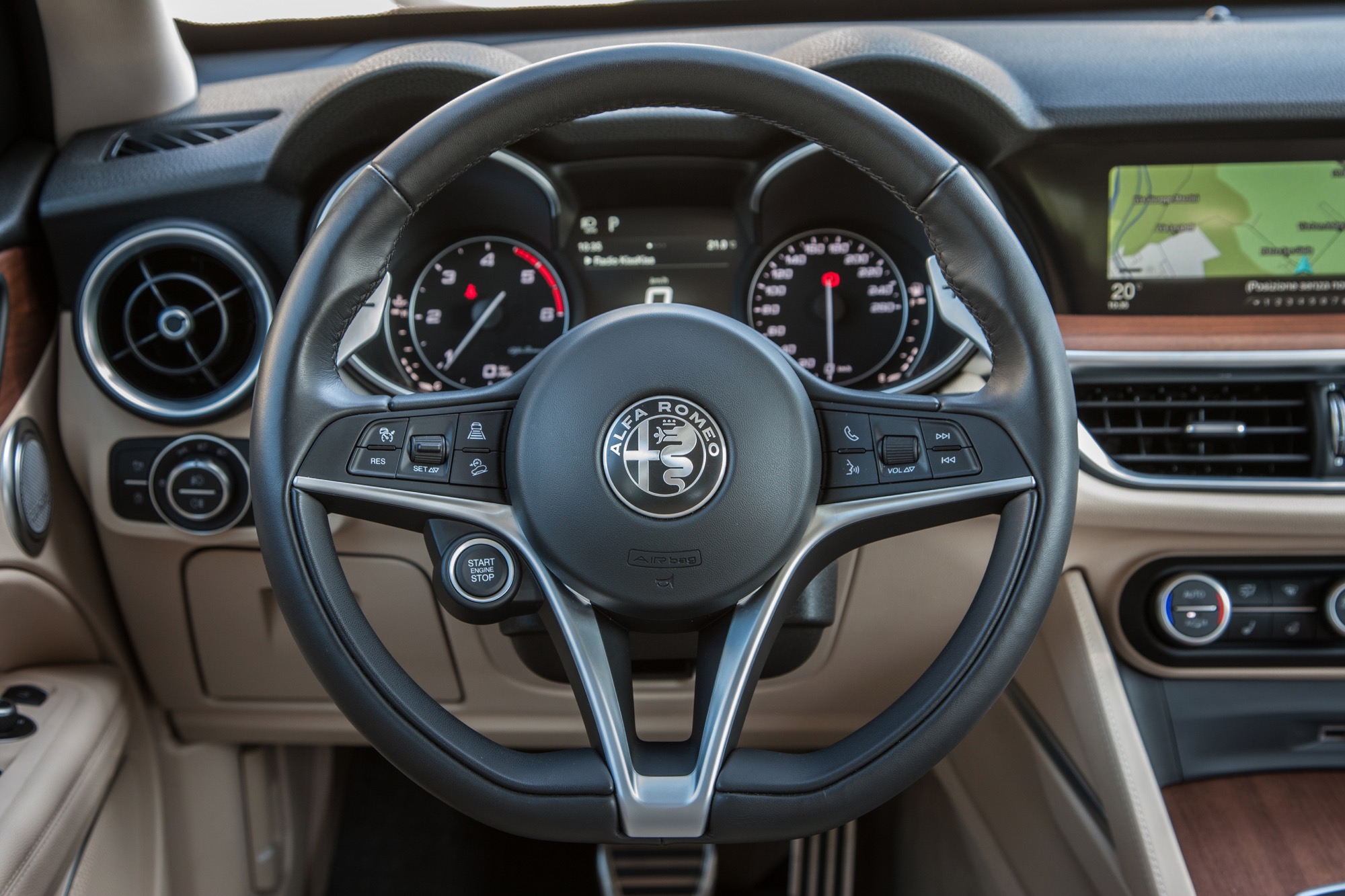 Alfa Romeo Stelvio dettaglio volante