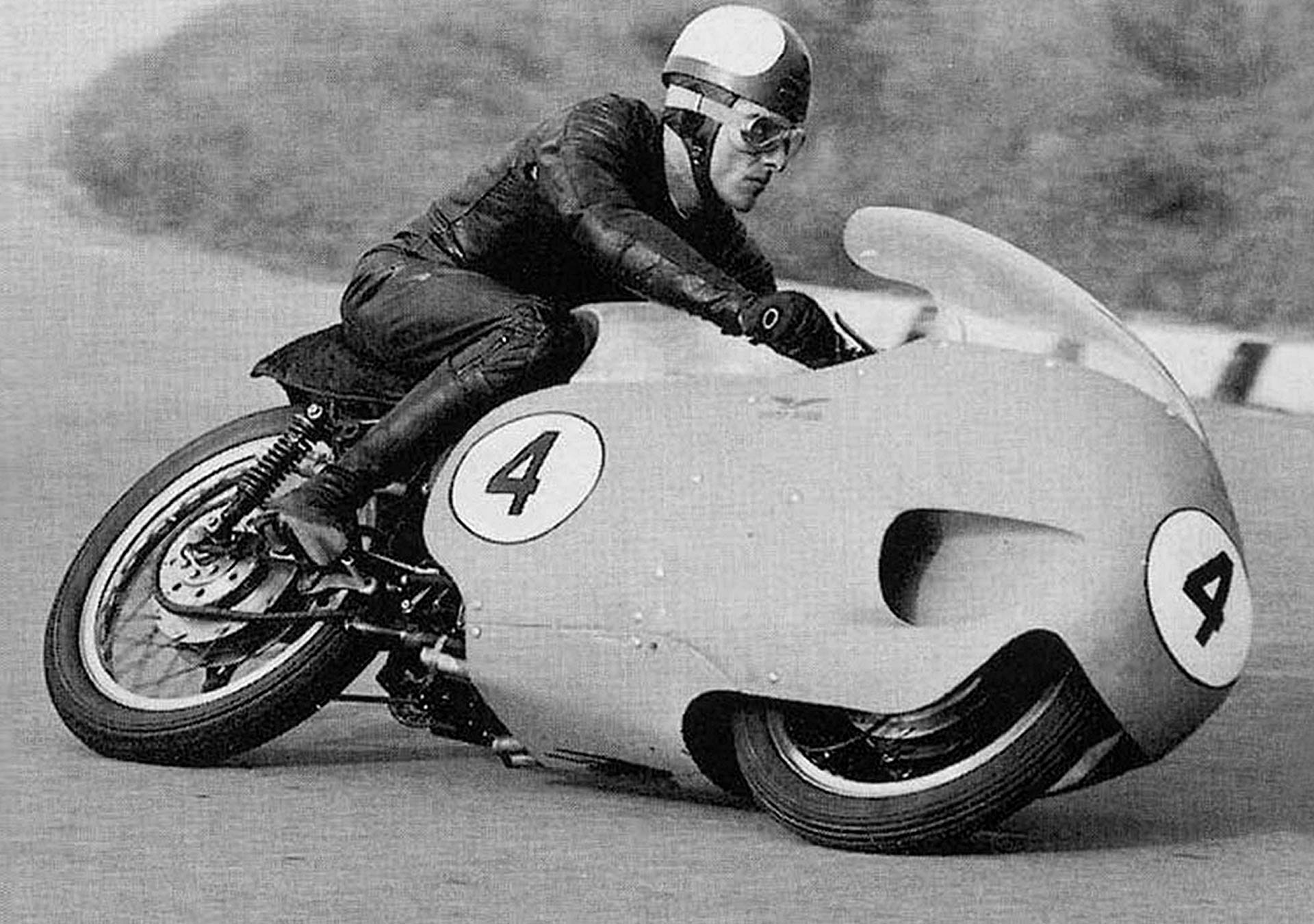 Foto di altri tempi in bianco e nero ritrae una Guzzi V8 affronta una curva a grande velocità