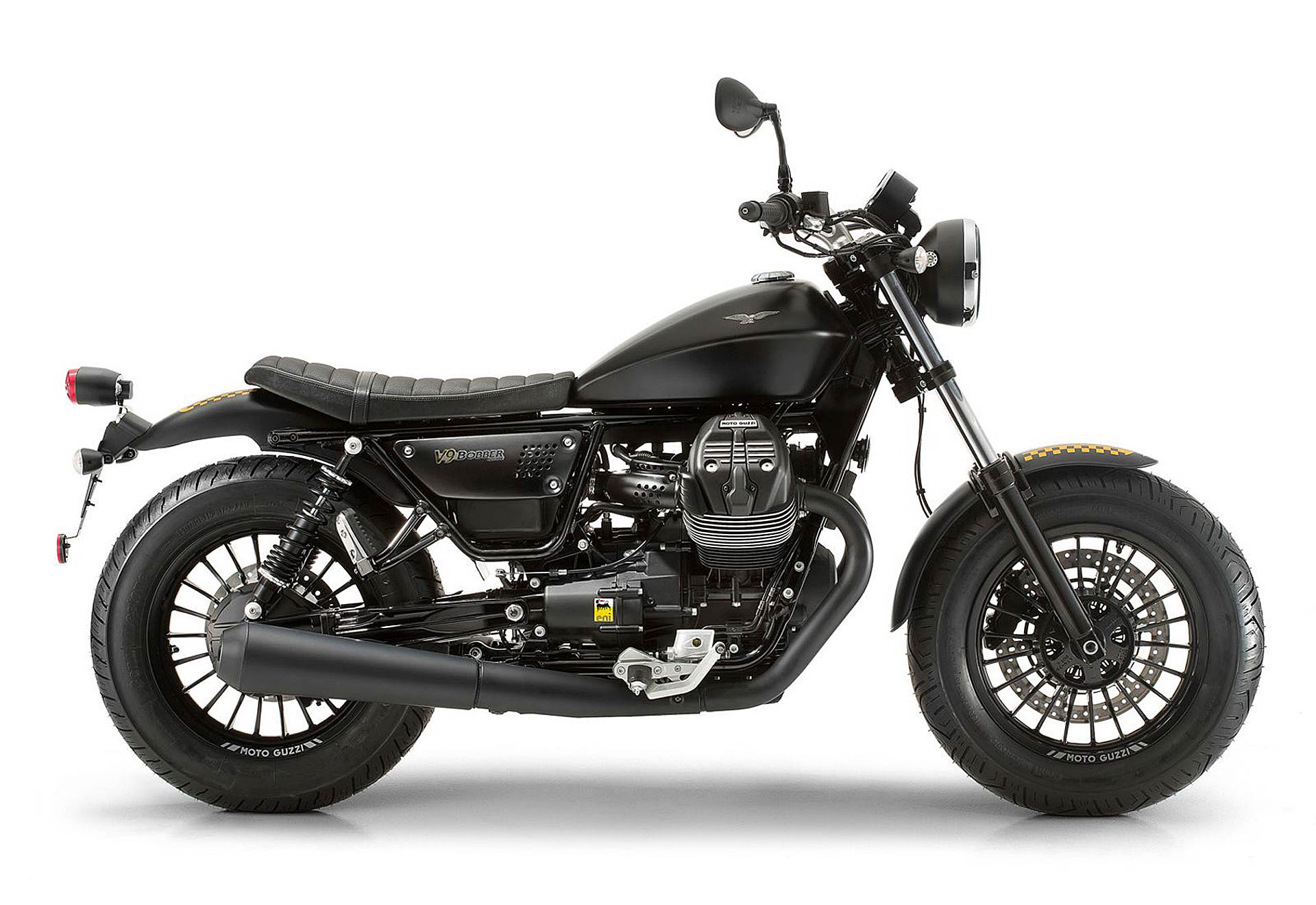 La Moto Guzzi V9 Bobber in livrea nera, caratterizzata da pneumatici super fat