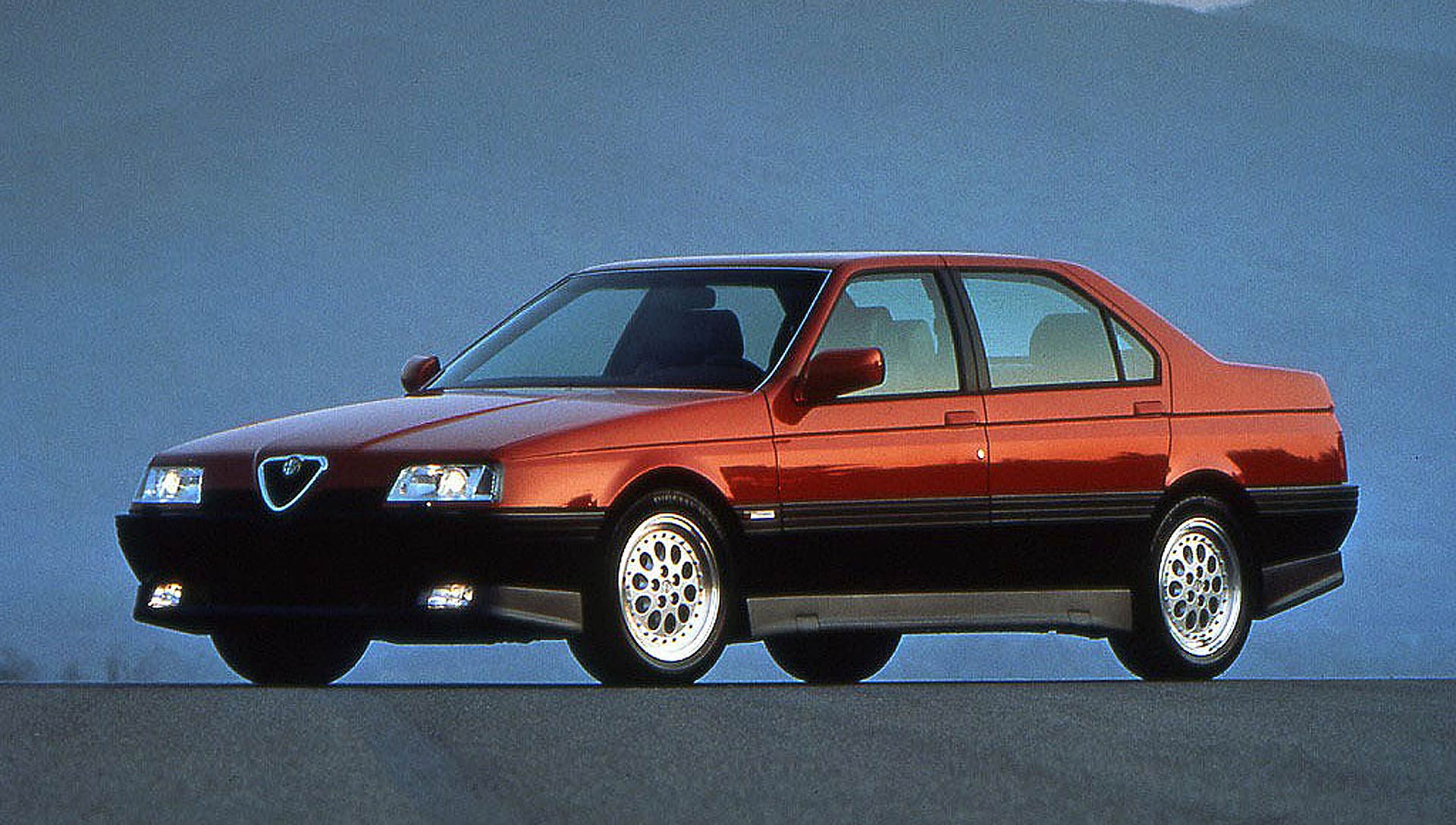 Alfa Romeo 164 Q4 rossa con cielo blu
