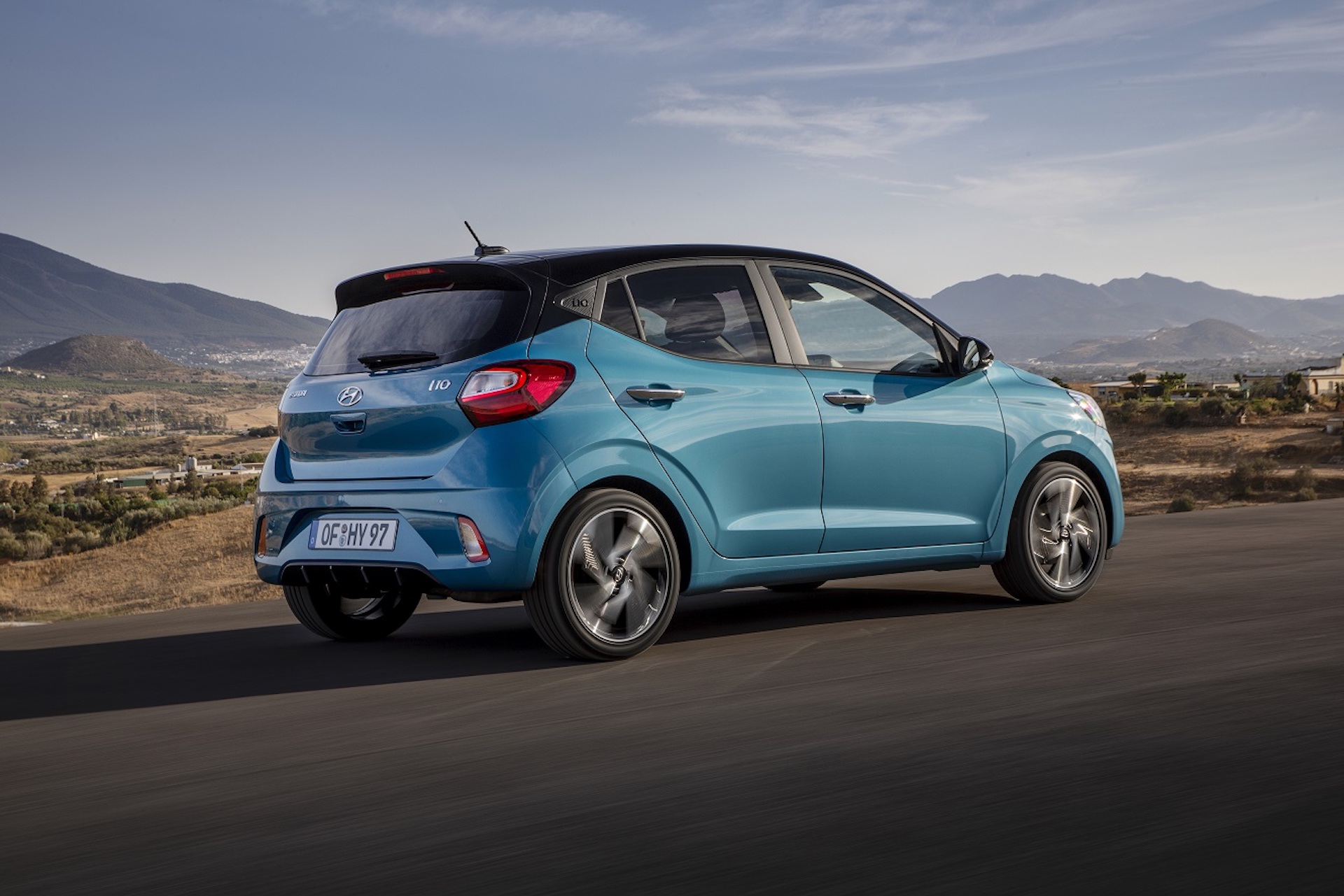 Nuova Hyundai i10 azzurra vista posteriore