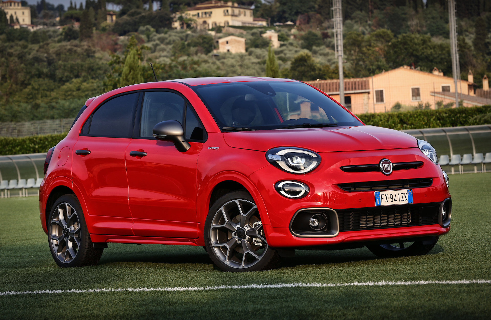 Fiat 500X Sport rossa, tre quarti anteriore