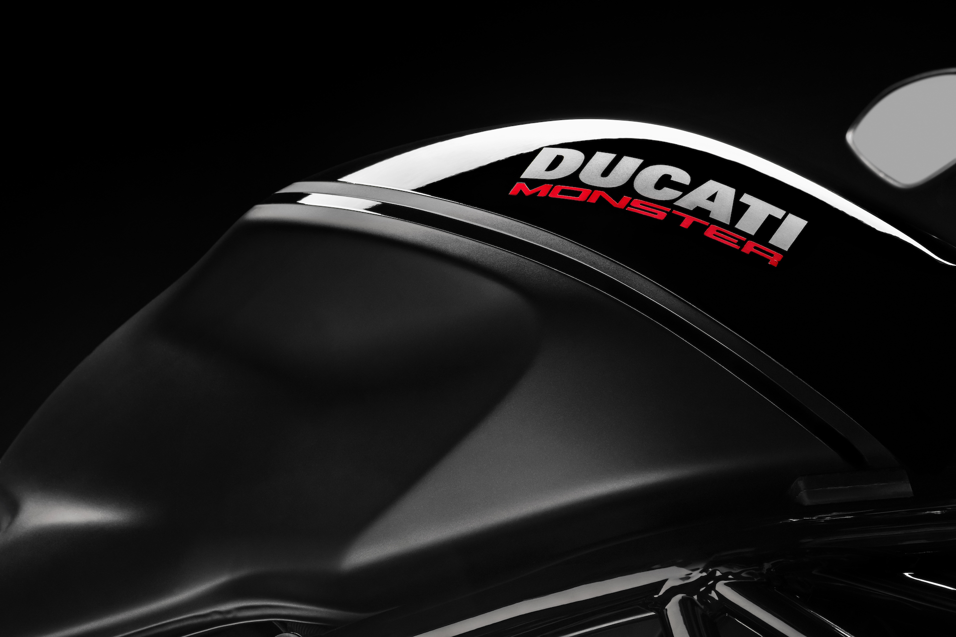 Ducati Monster 1200 S Black on Black serbatoio