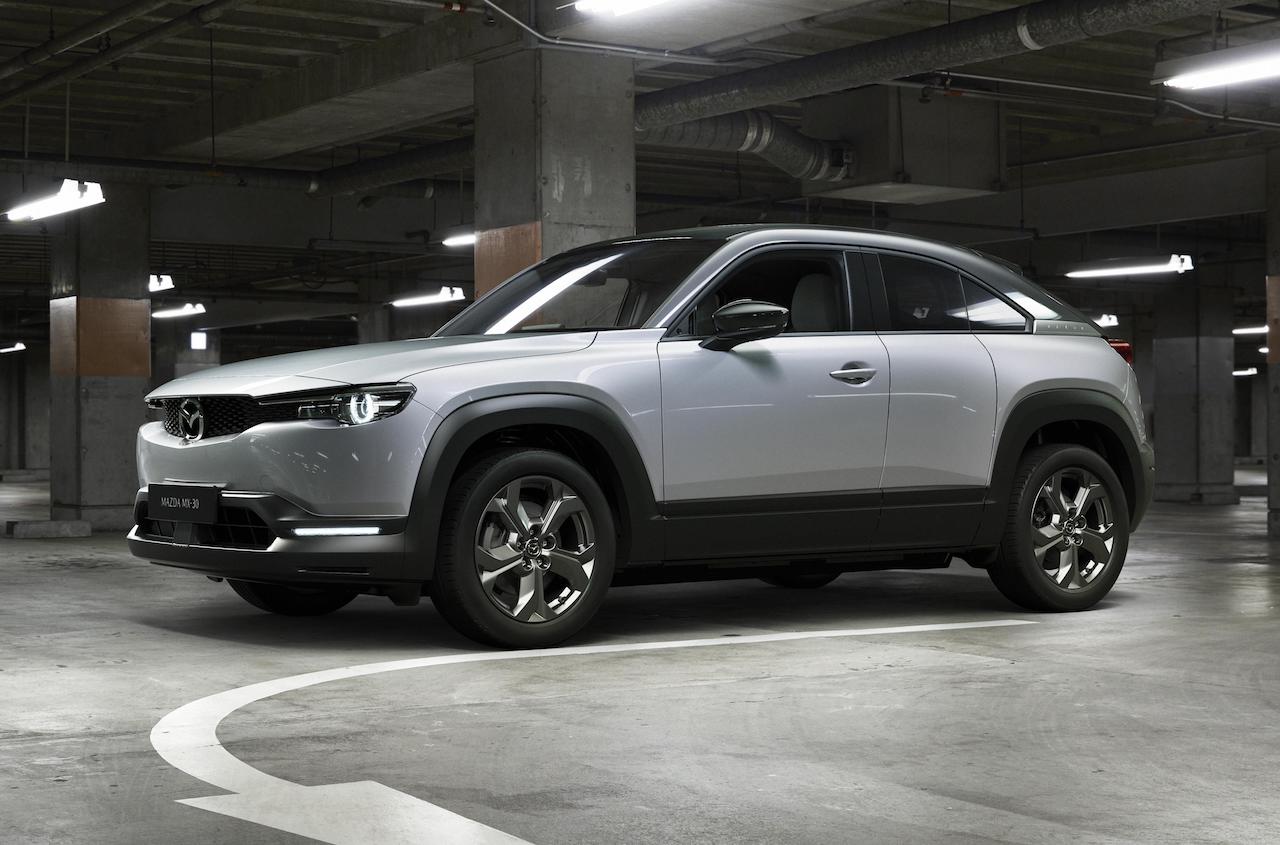 MAZDA MX 30 elettrica bianca, vista tre quarti anteriore