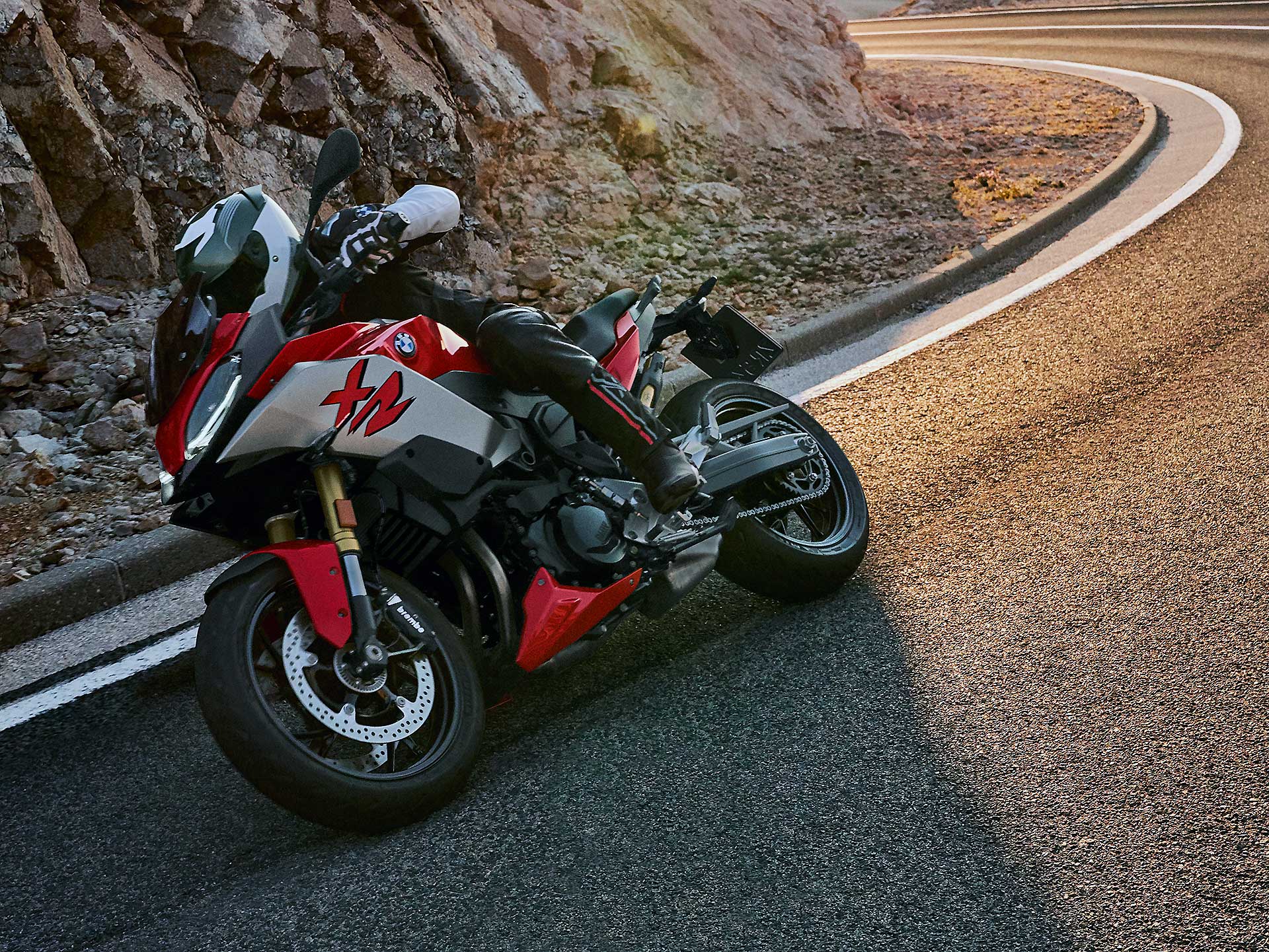 BMW F 900 XR rossa e grigia in azione moto per neopatentati A2