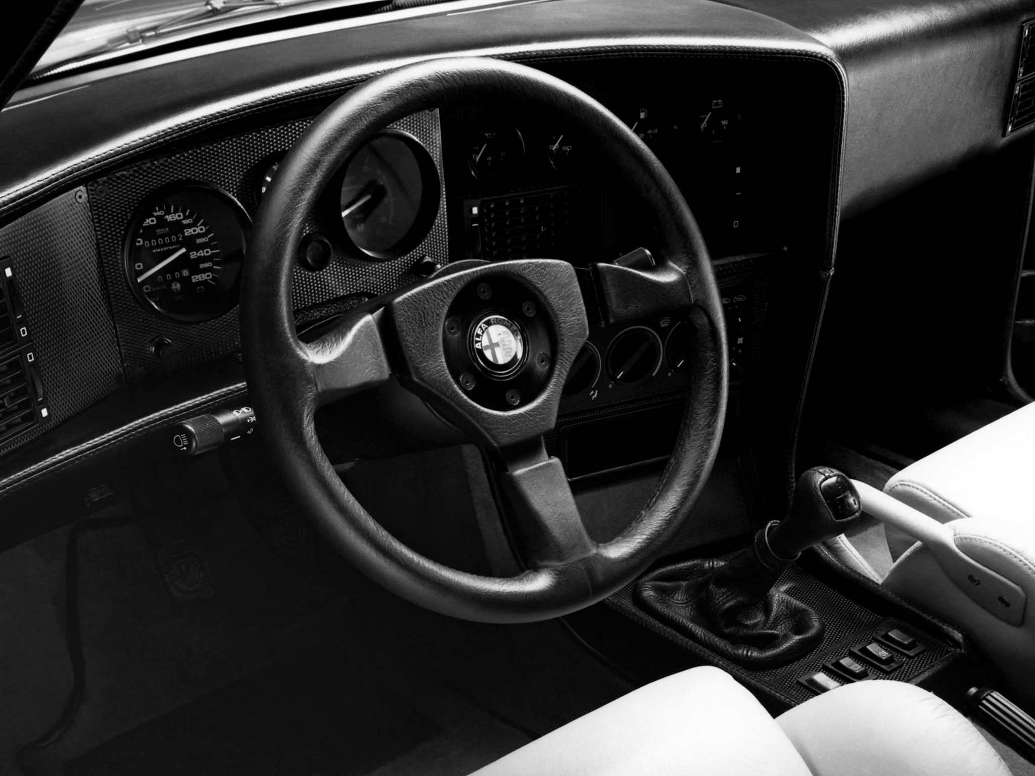 Alfa Romeo SZ abitacolo