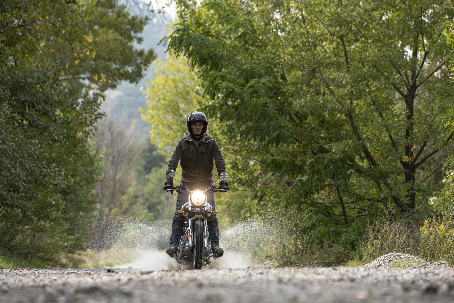 royal enfield bullet trials works replica, movimento frontale su strada sterrata