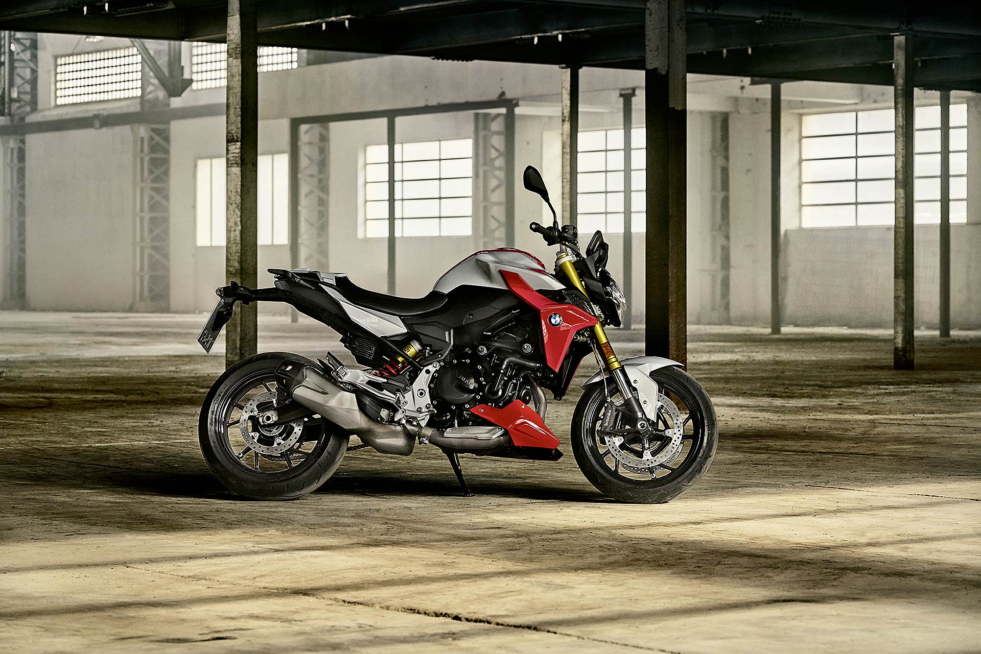 BMW F 900 R 2020 bianca e rossa