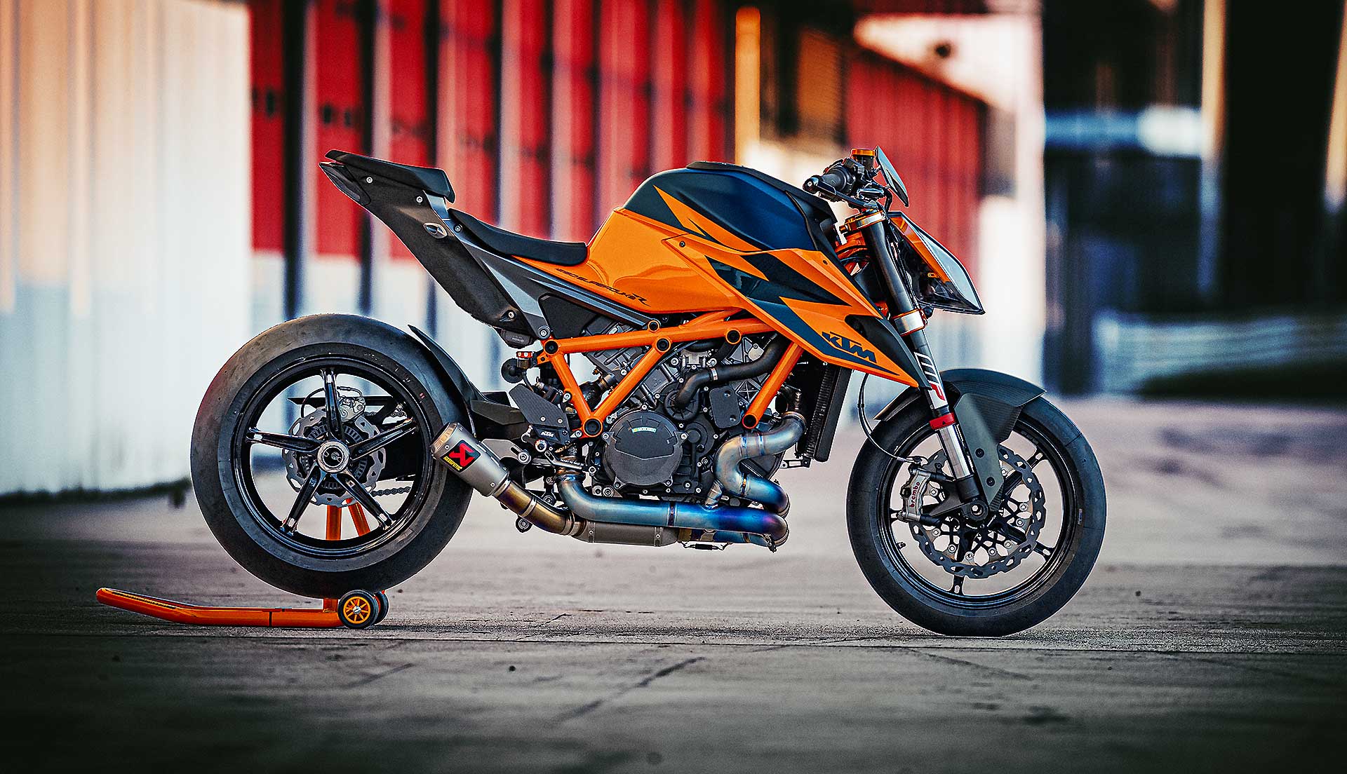 KTM 1290 Super Duke R 2020 con KIT Track scarico Akrapovic