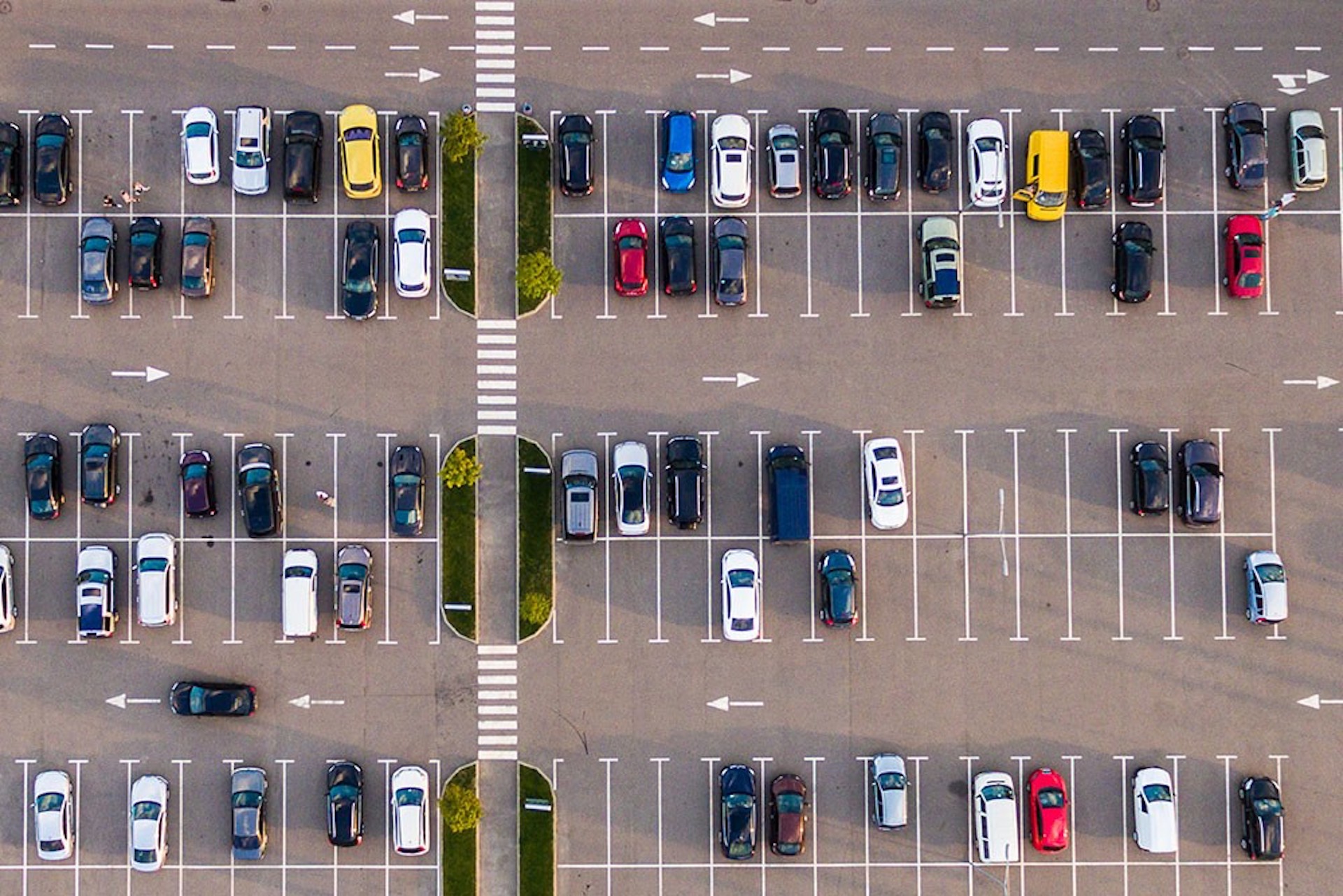 piazzale pieno di auto