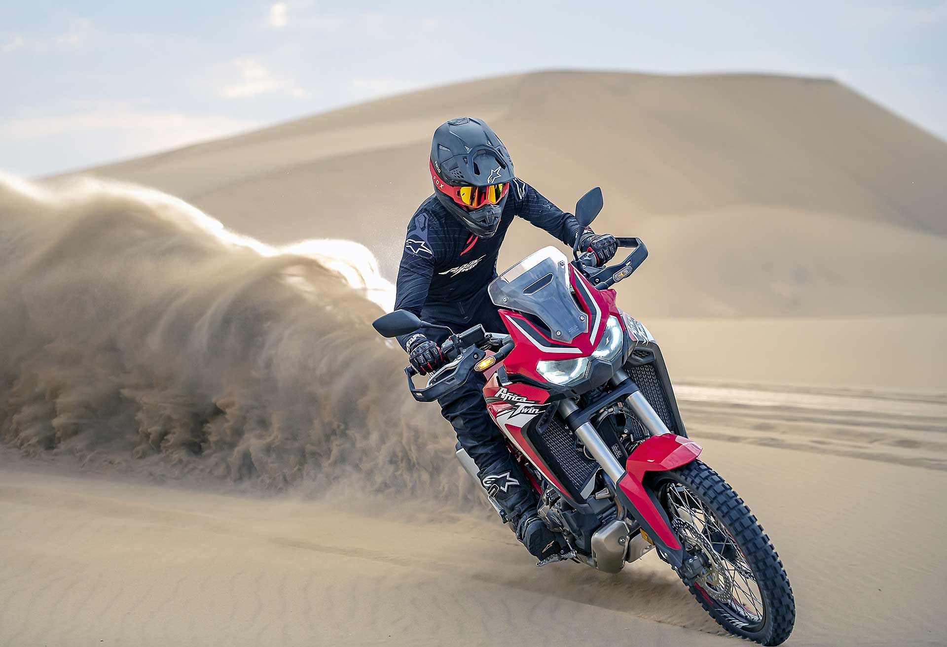 Honda Africa Twin 2020 Rossa, in azione sulle dune del deserto in Namibia