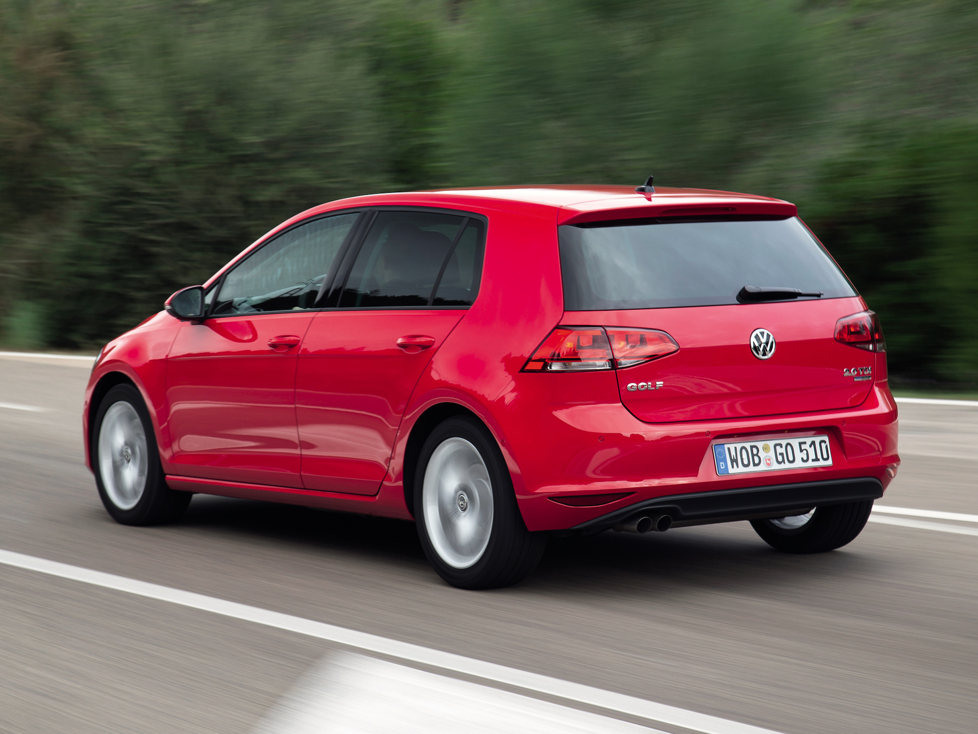 Volkswagen Golf VII rossa vista posteriore