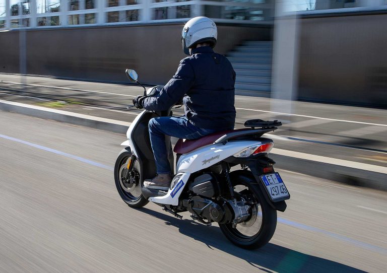 Sym Simphony 125 Euro 5 in movimento in città