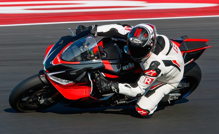 Aprilia RSV4 1100 Factory in pista