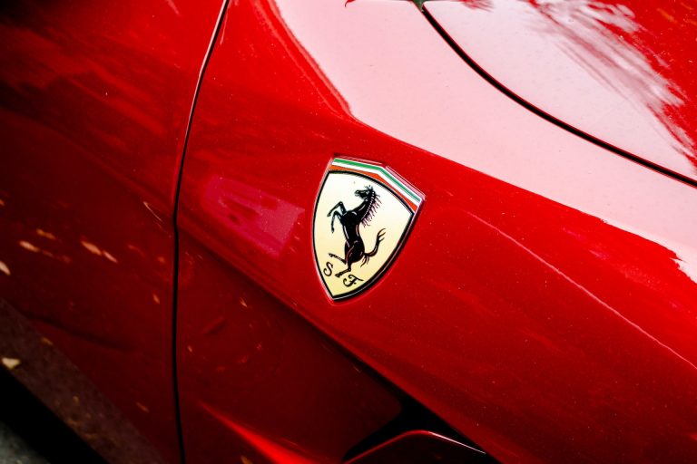 Particolare logo Ferrari