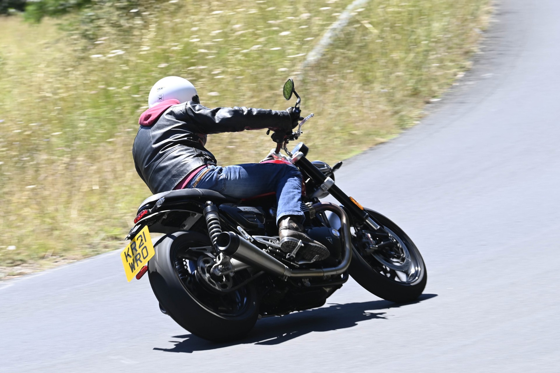 Triumph Speed Twin 2021 foto movimento posteriore in curva