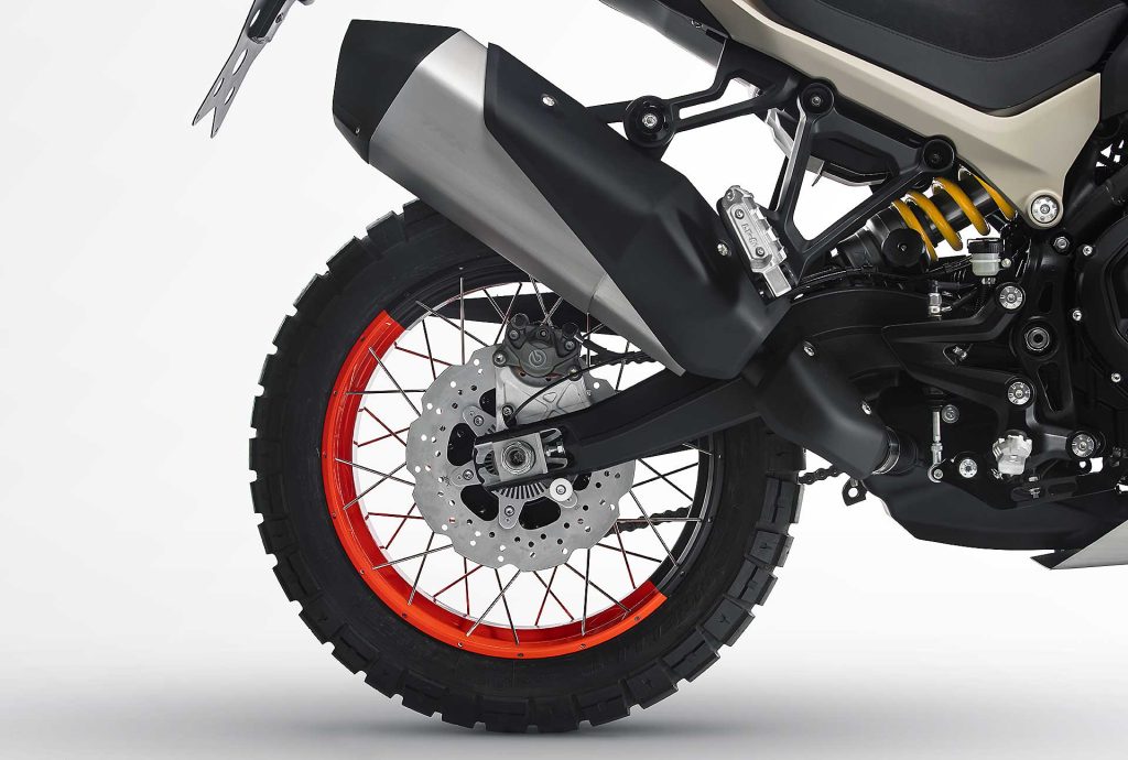Benelli TRK 800 ruota posteriore con gomma tassellata
