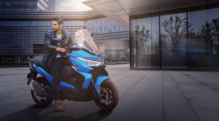 scooter VOGE SR4 - EICMA 2021 - statica tre quarti frontale