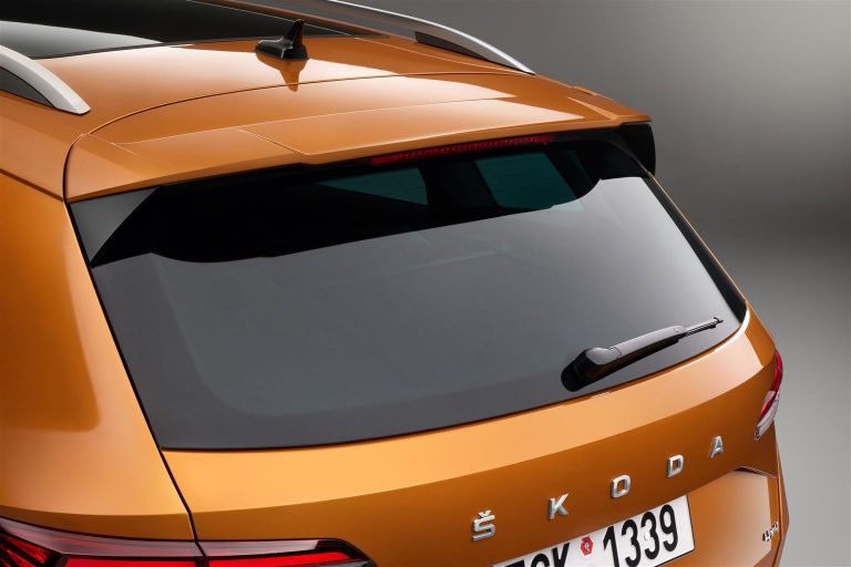 Skoda Karoq restyiling spoiler posteriore